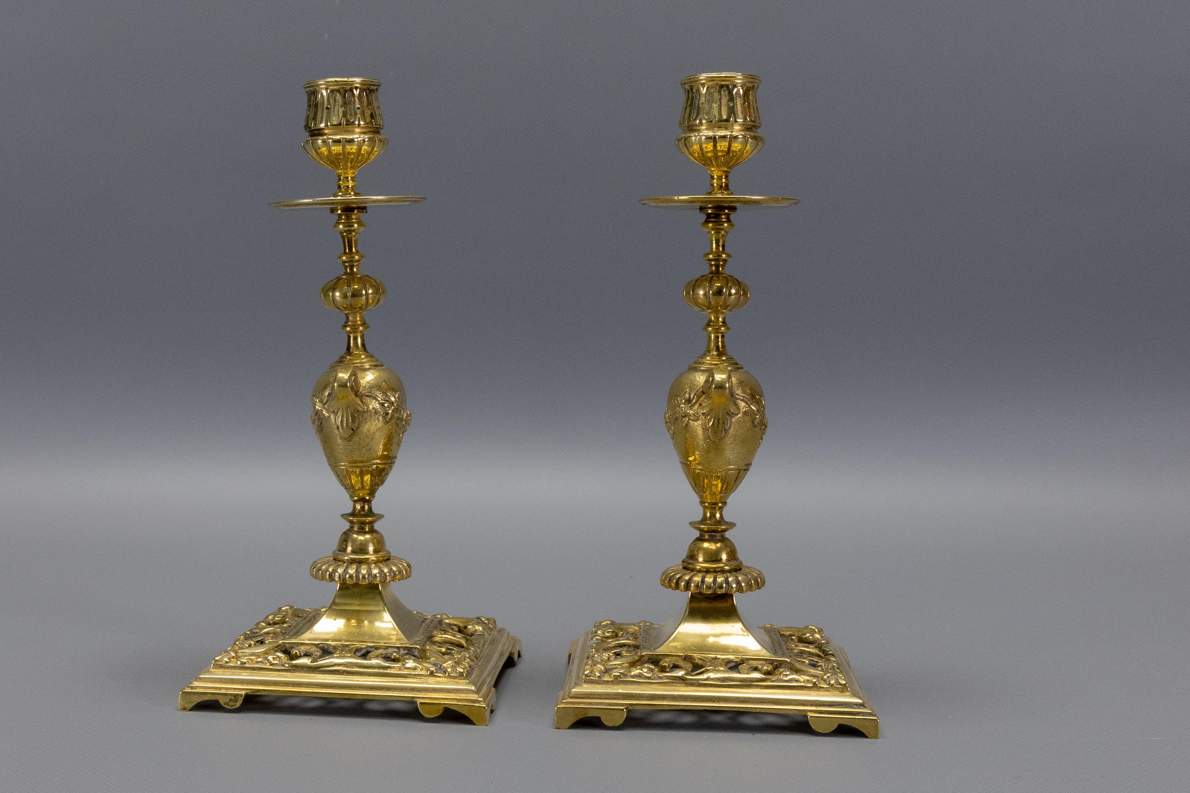 Coppia di candelabri neoclassici francesi in bronzo, anni '30 circa in vendita 8