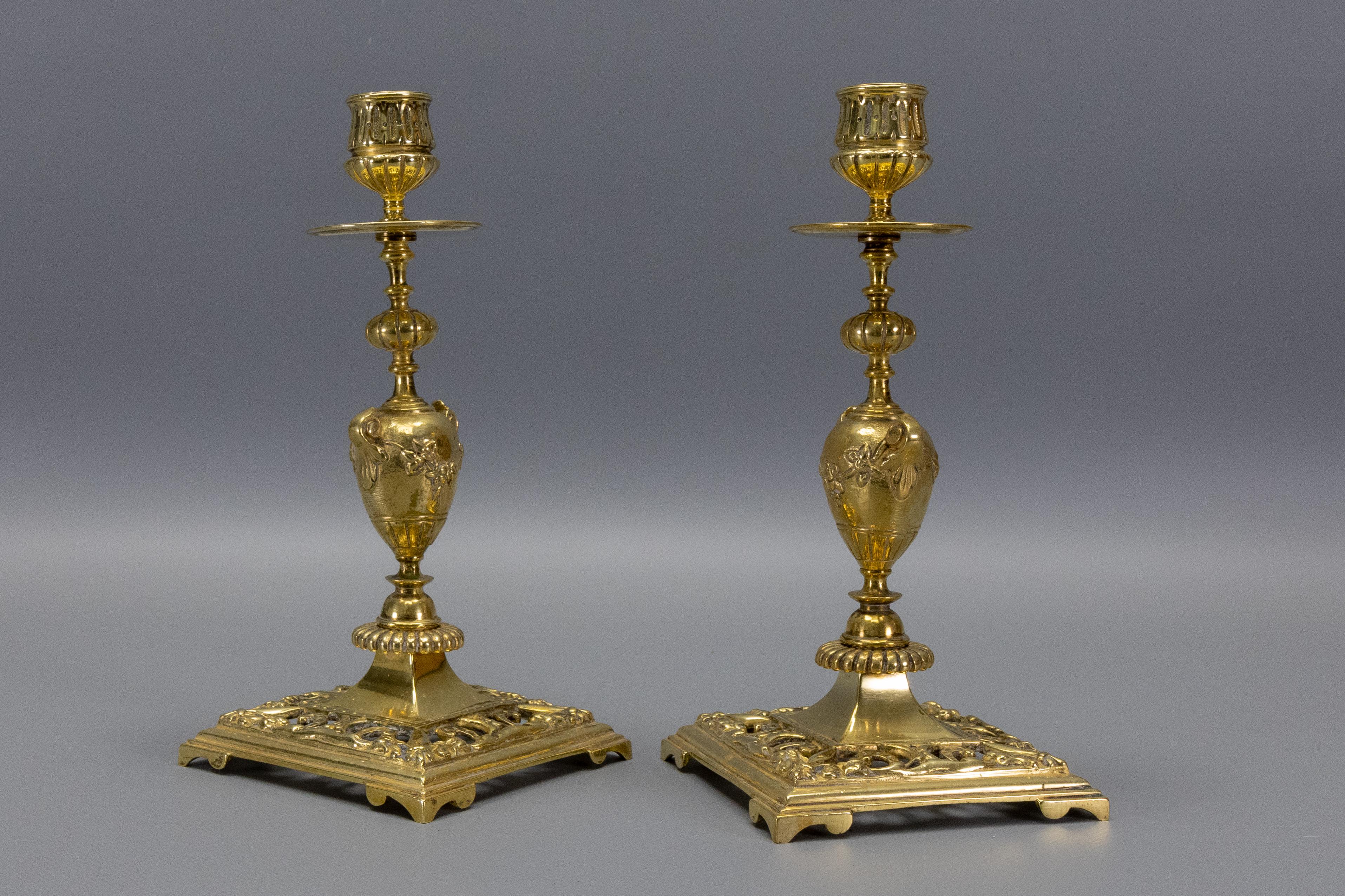 Coppia di candelabri neoclassici francesi in bronzo, anni '30 circa in vendita 9