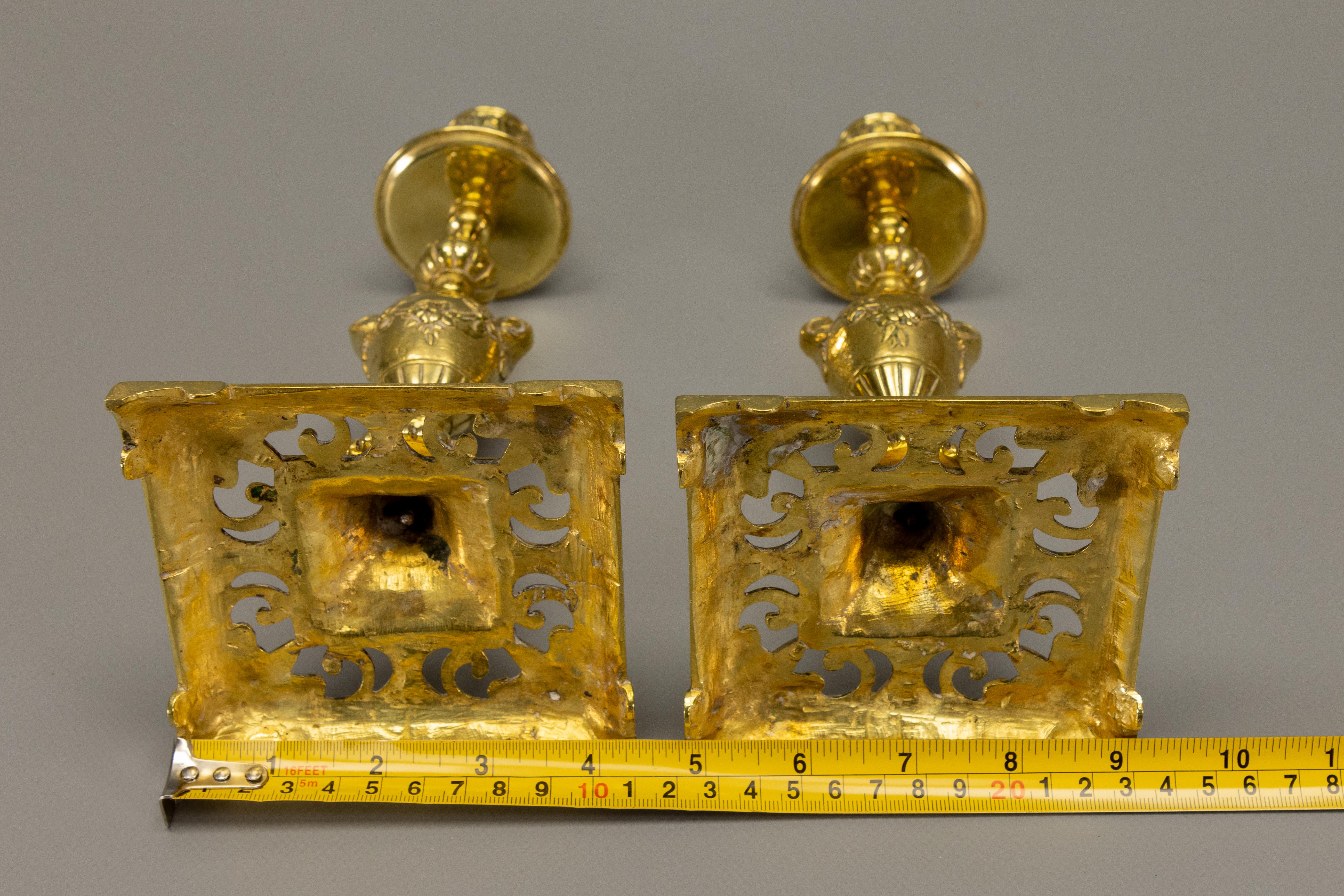 Coppia di candelabri neoclassici francesi in bronzo, anni '30 circa in vendita 11