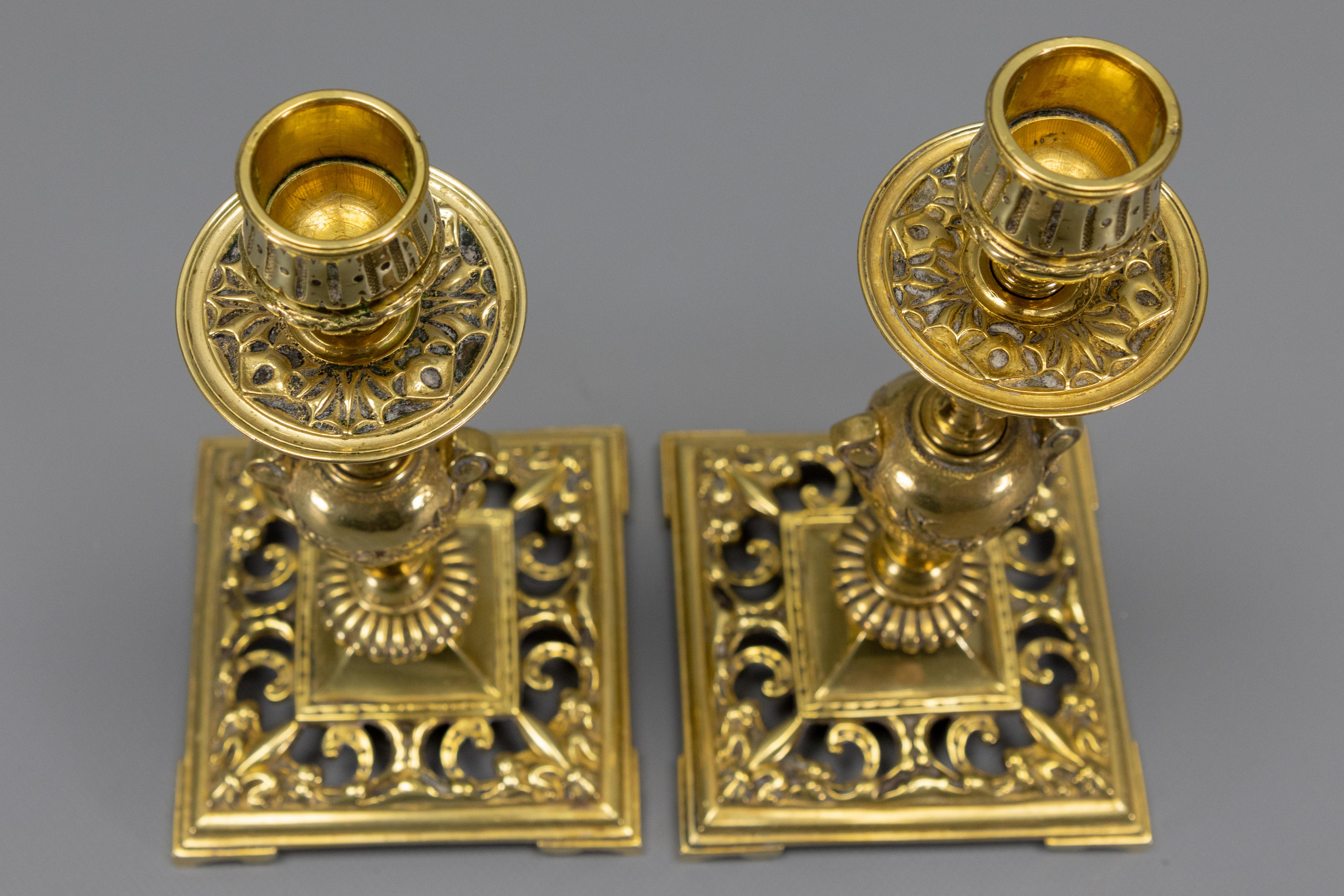 Neoclassico Coppia di candelabri neoclassici francesi in bronzo, anni '30 circa in vendita