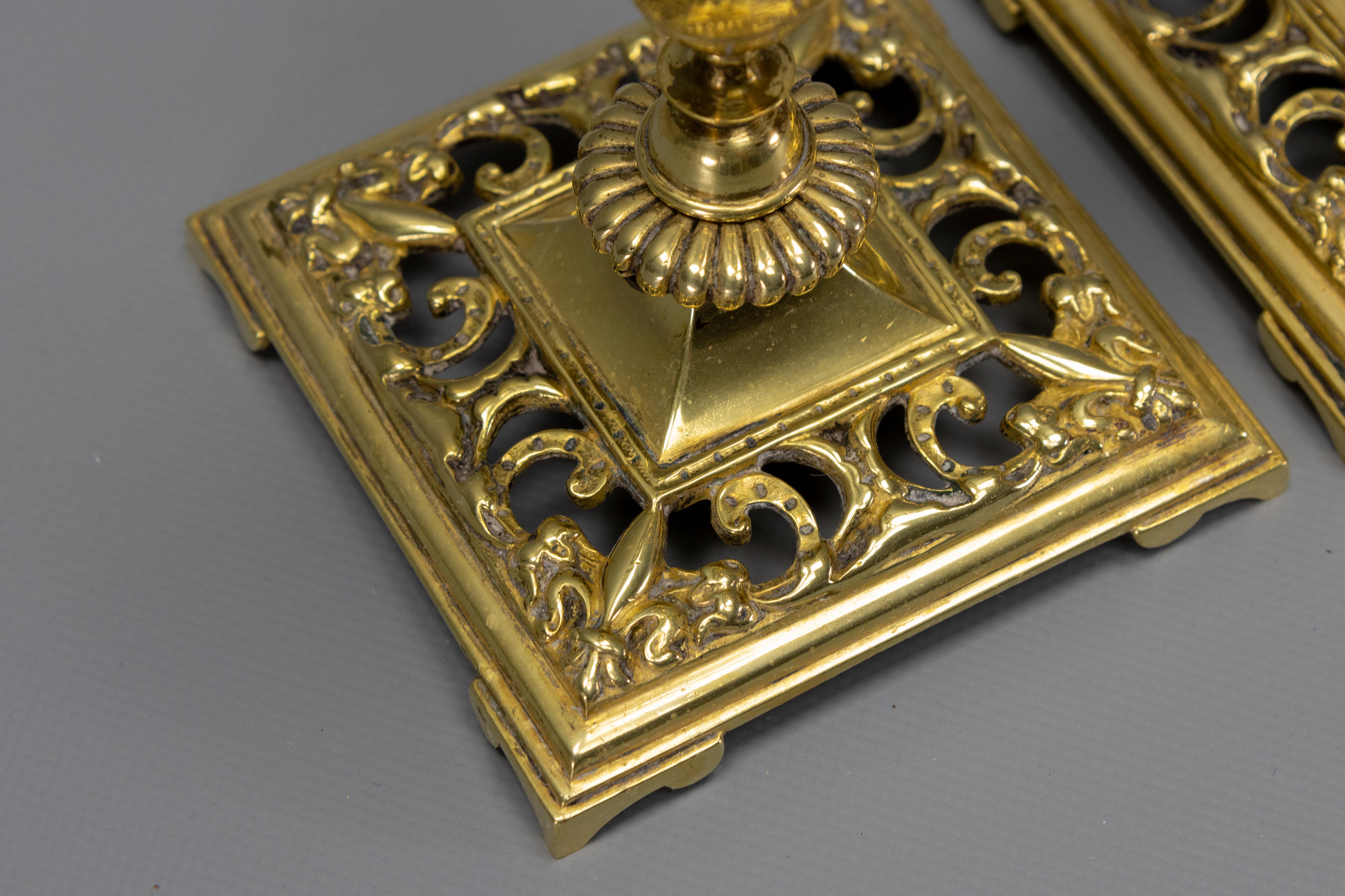 Francese Coppia di candelabri neoclassici francesi in bronzo, anni '30 circa in vendita