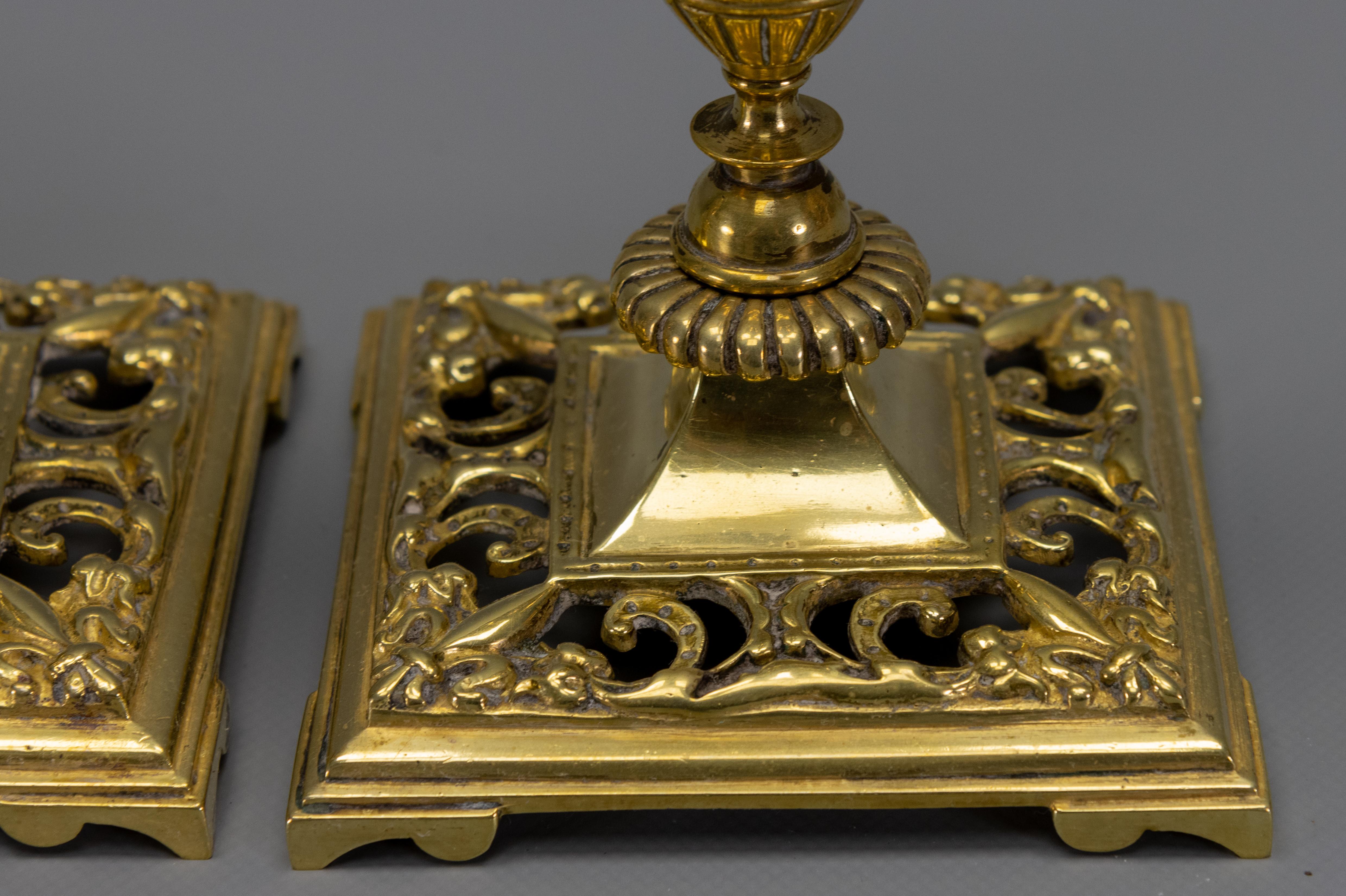 Coppia di candelabri neoclassici francesi in bronzo, anni '30 circa In condizioni buone in vendita a Barntrup, DE