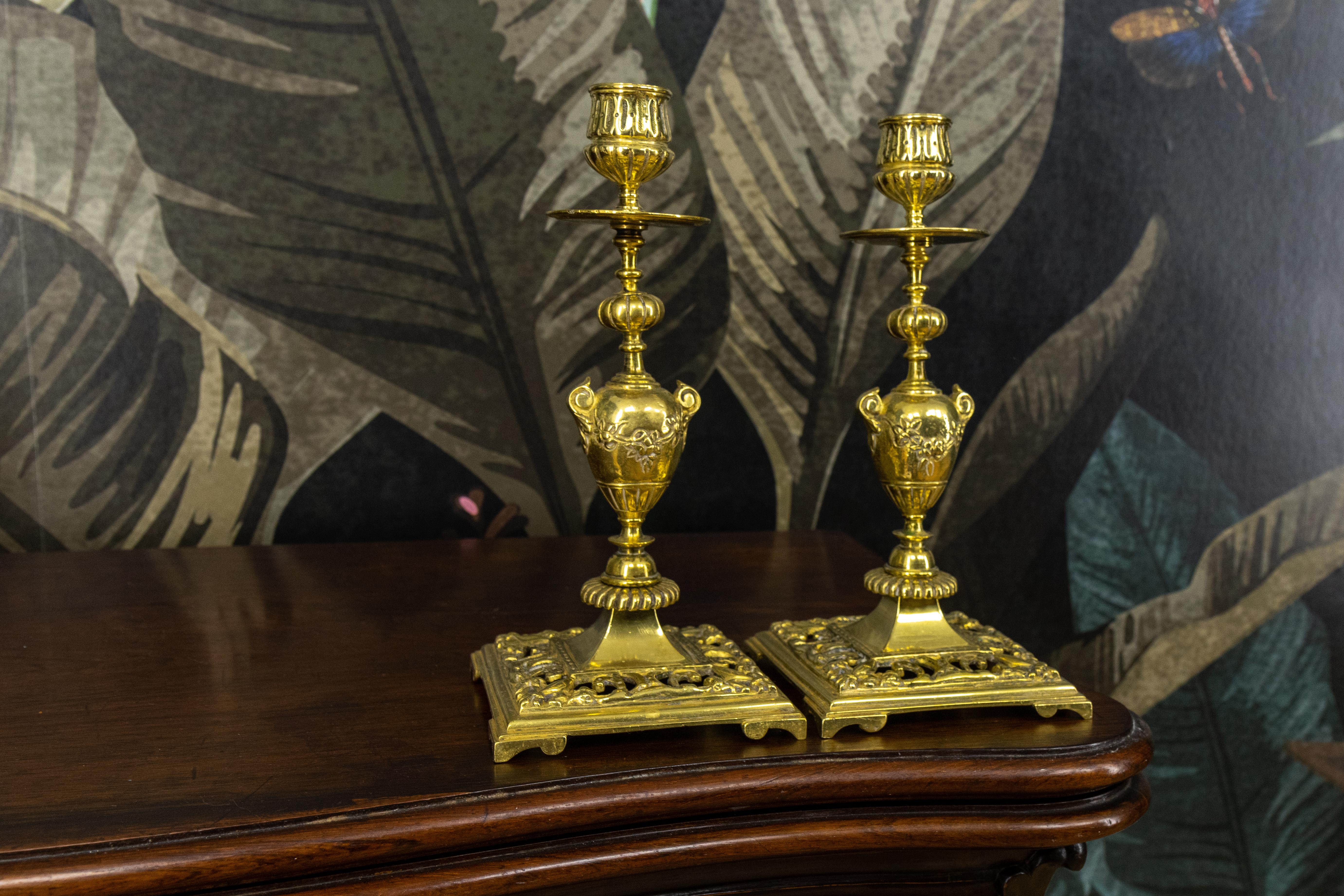 Coppia di candelabri neoclassici francesi in bronzo, anni '30 circa in vendita 1