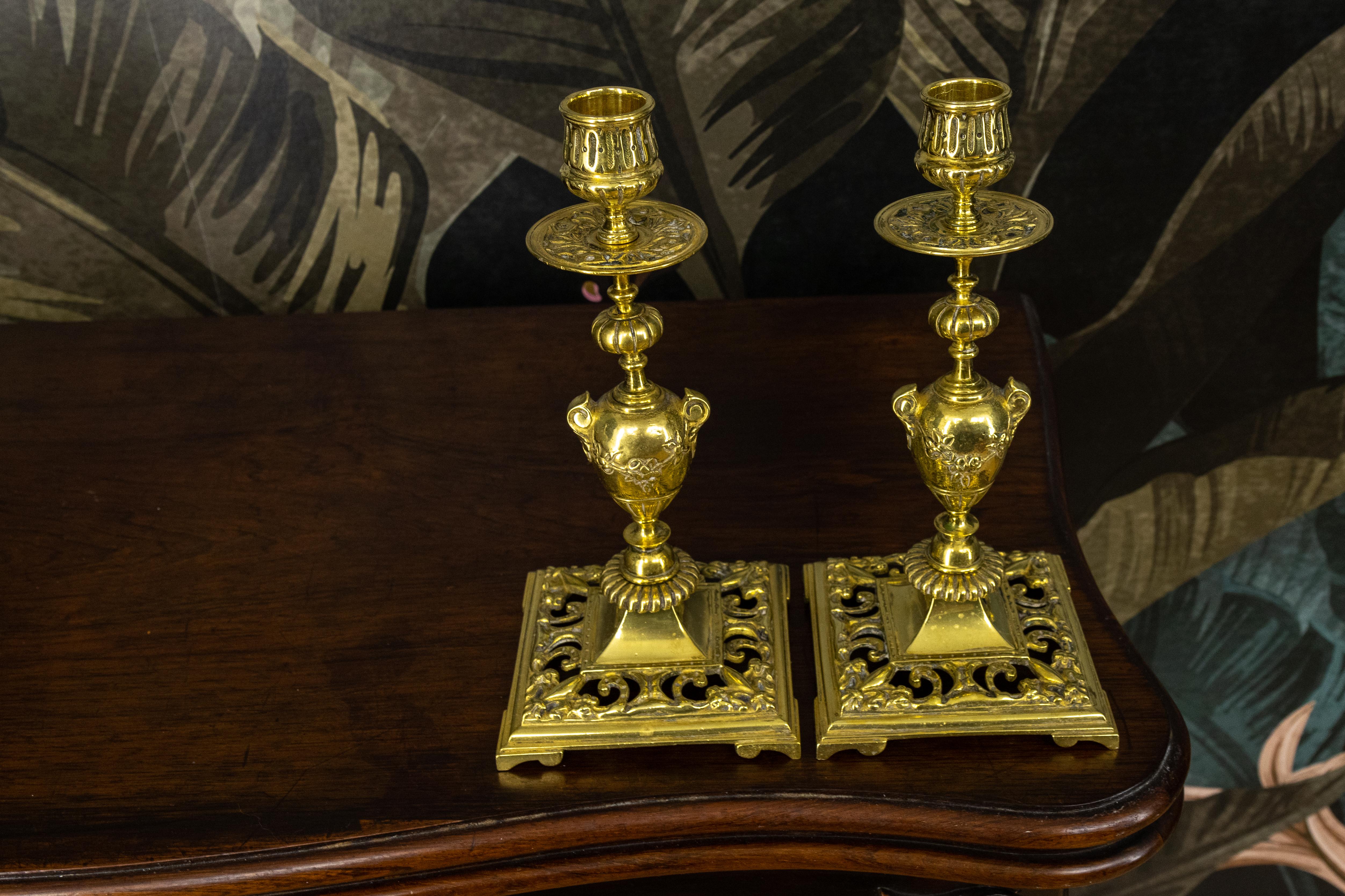 Coppia di candelabri neoclassici francesi in bronzo, anni '30 circa in vendita 2