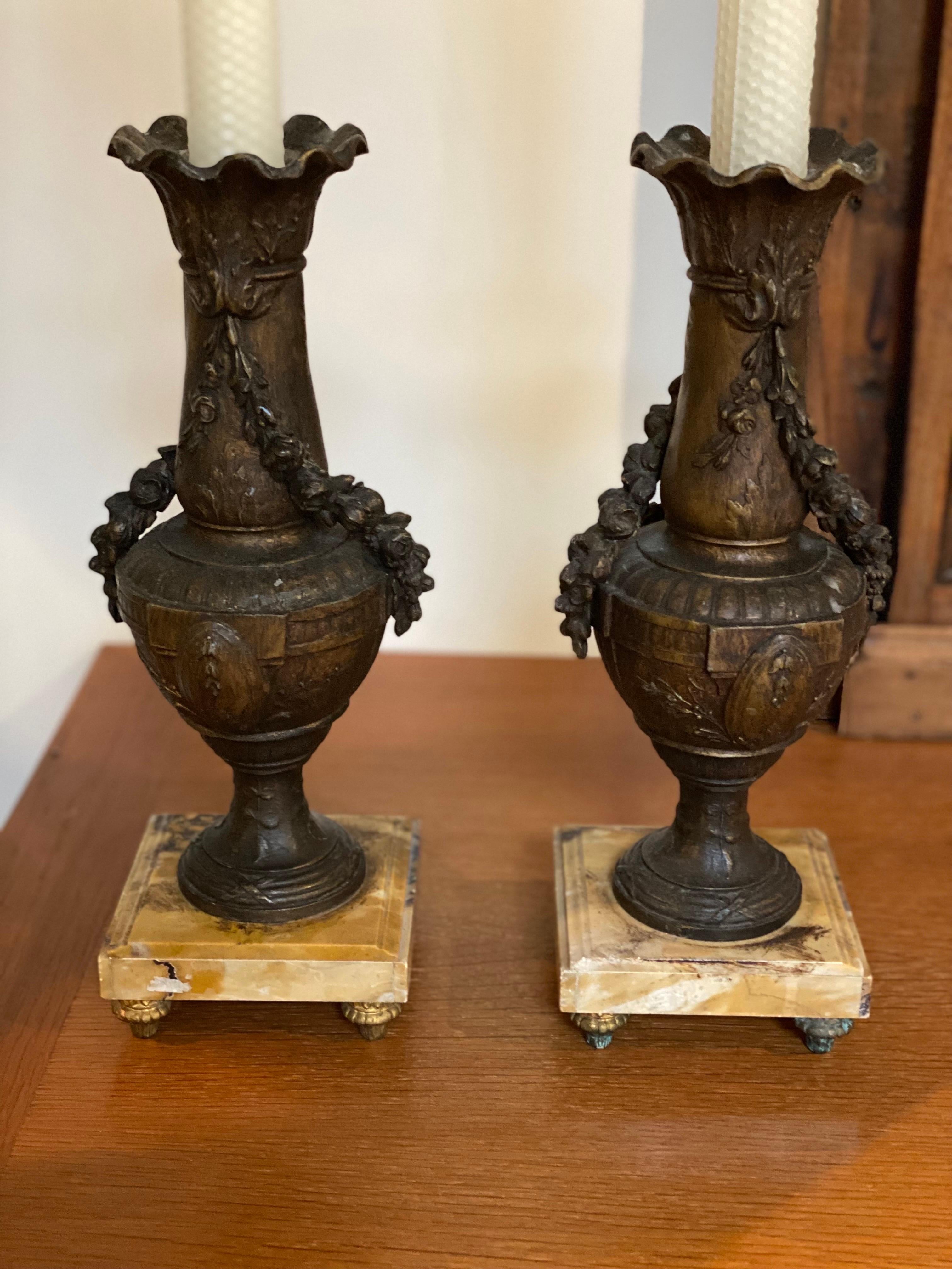 Paar französische neoklassizistische Bronze-Kerzenhalter mit Marmorsockel
Schöne und ungewöhnliche Kerzenhalter mit drapiertem Blattwerk in Form einer Urne. Die Öffnung der Kerze ist größer als normal. Allgemeine Abnutzung, guter