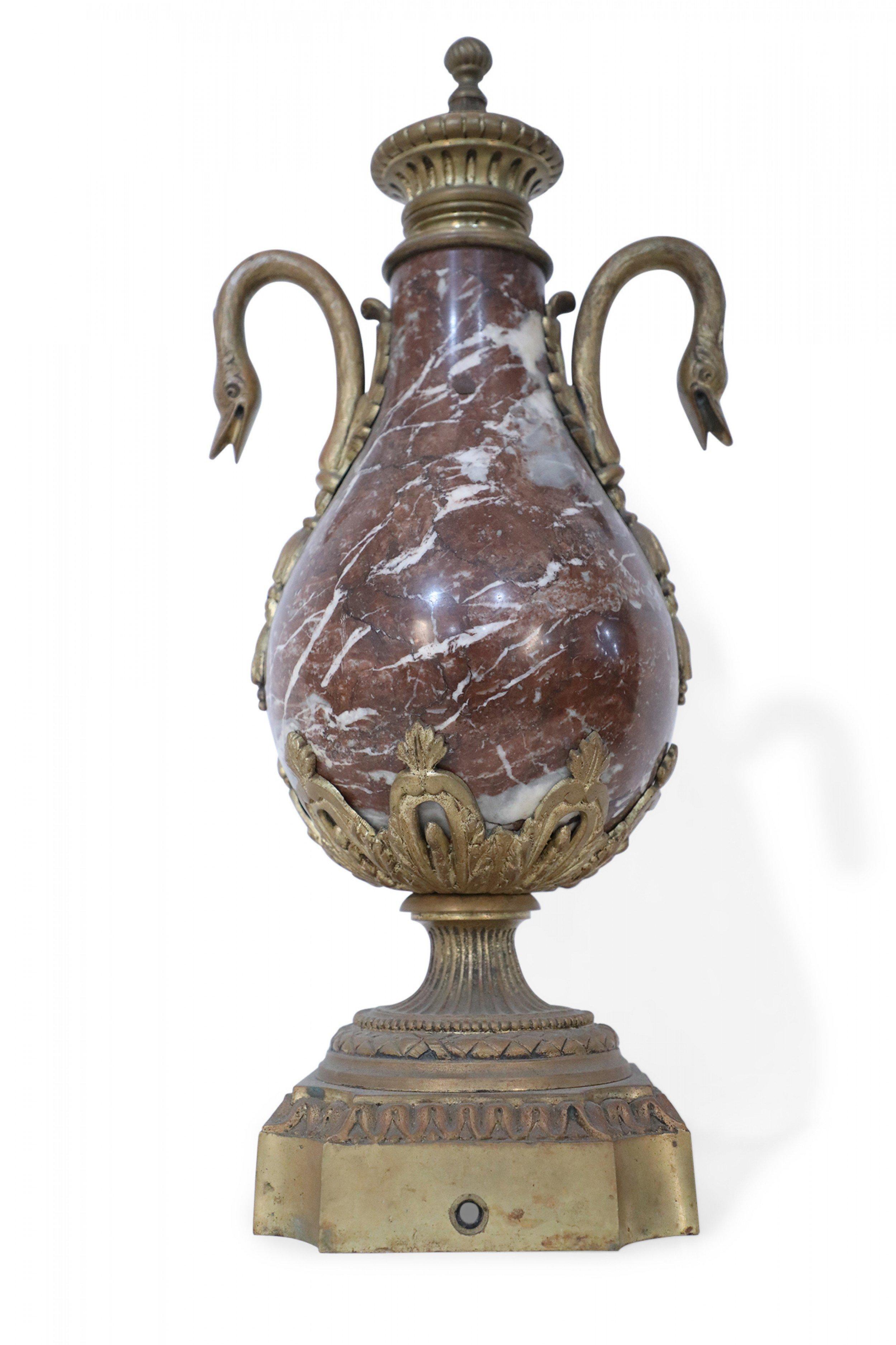 Coppia di urne decorative neoclassiche francesi in marmo di Borgogna e bronzo in vendita 4