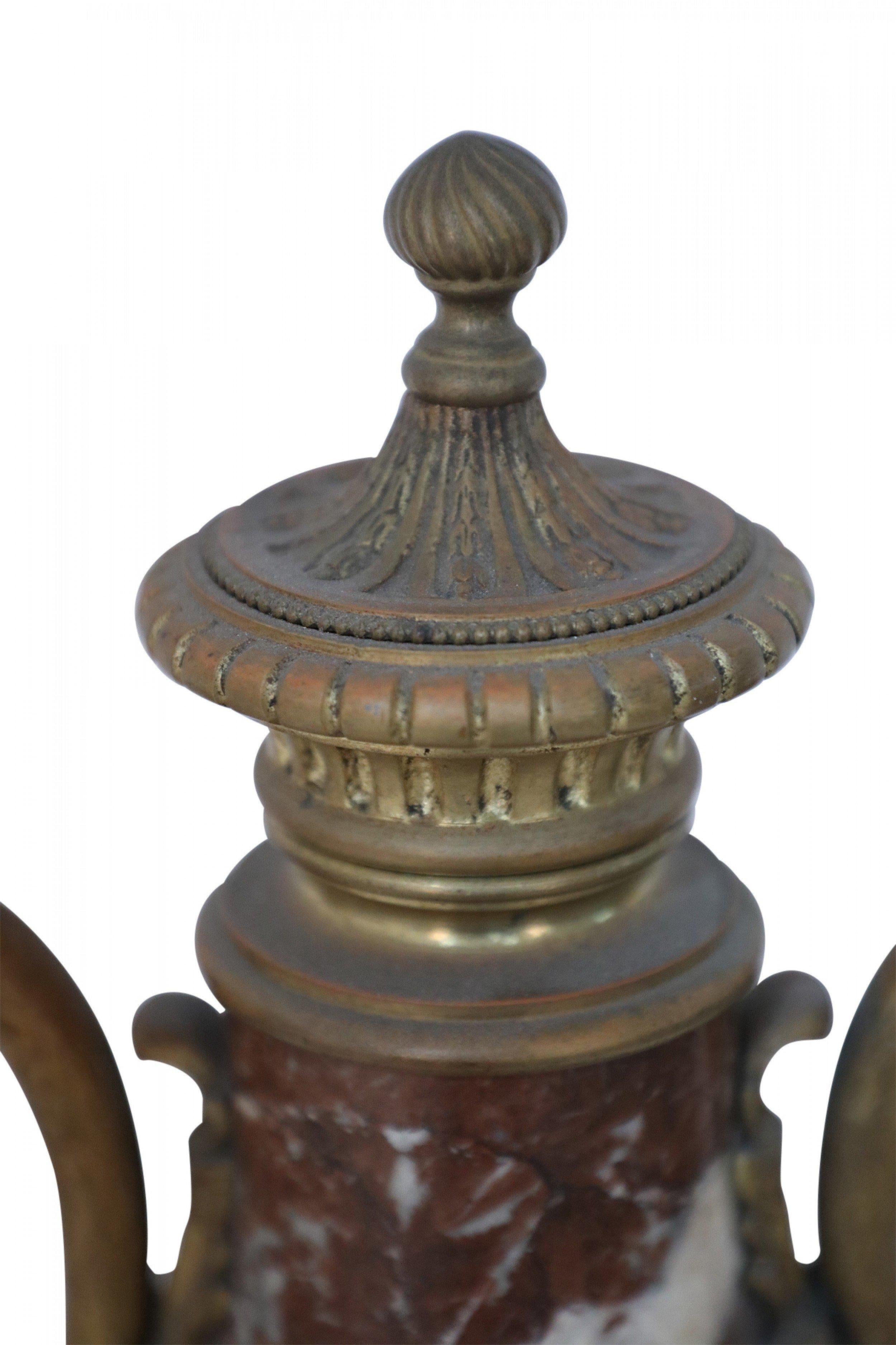 Coppia di urne decorative neoclassiche francesi in marmo di Borgogna e bronzo in vendita 9