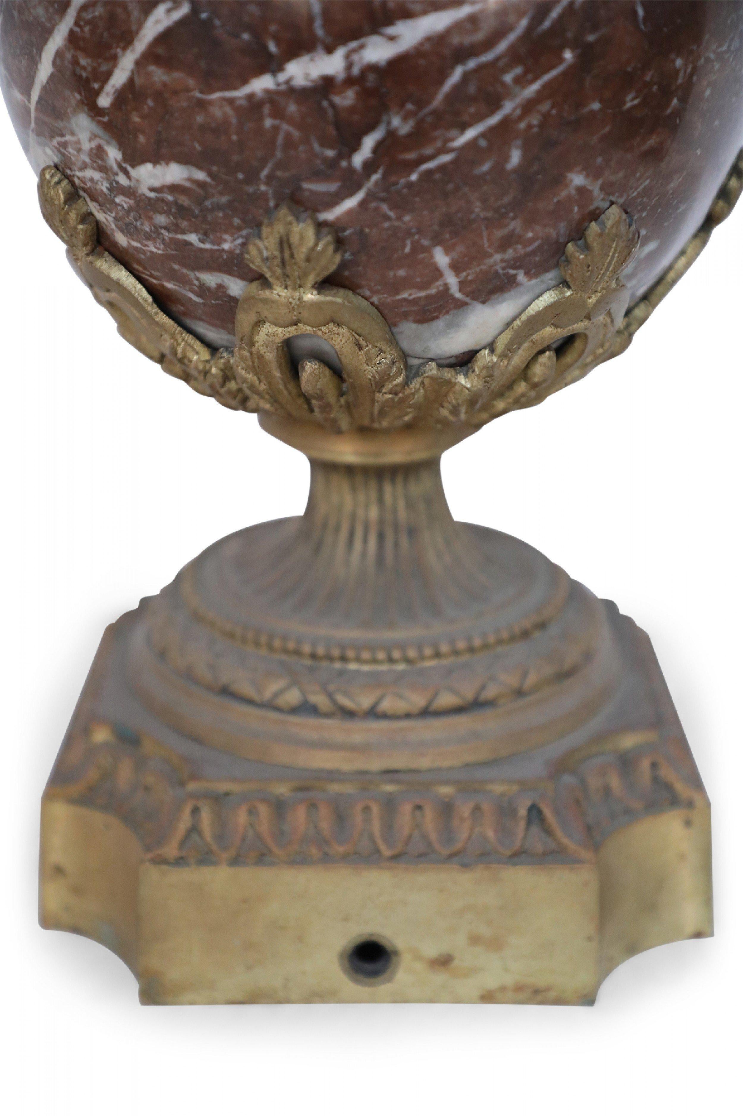 Dekorative französische Urnen aus burgunderrotem Marmor und Bronze im neoklassischen Stil, Paar im Angebot 11