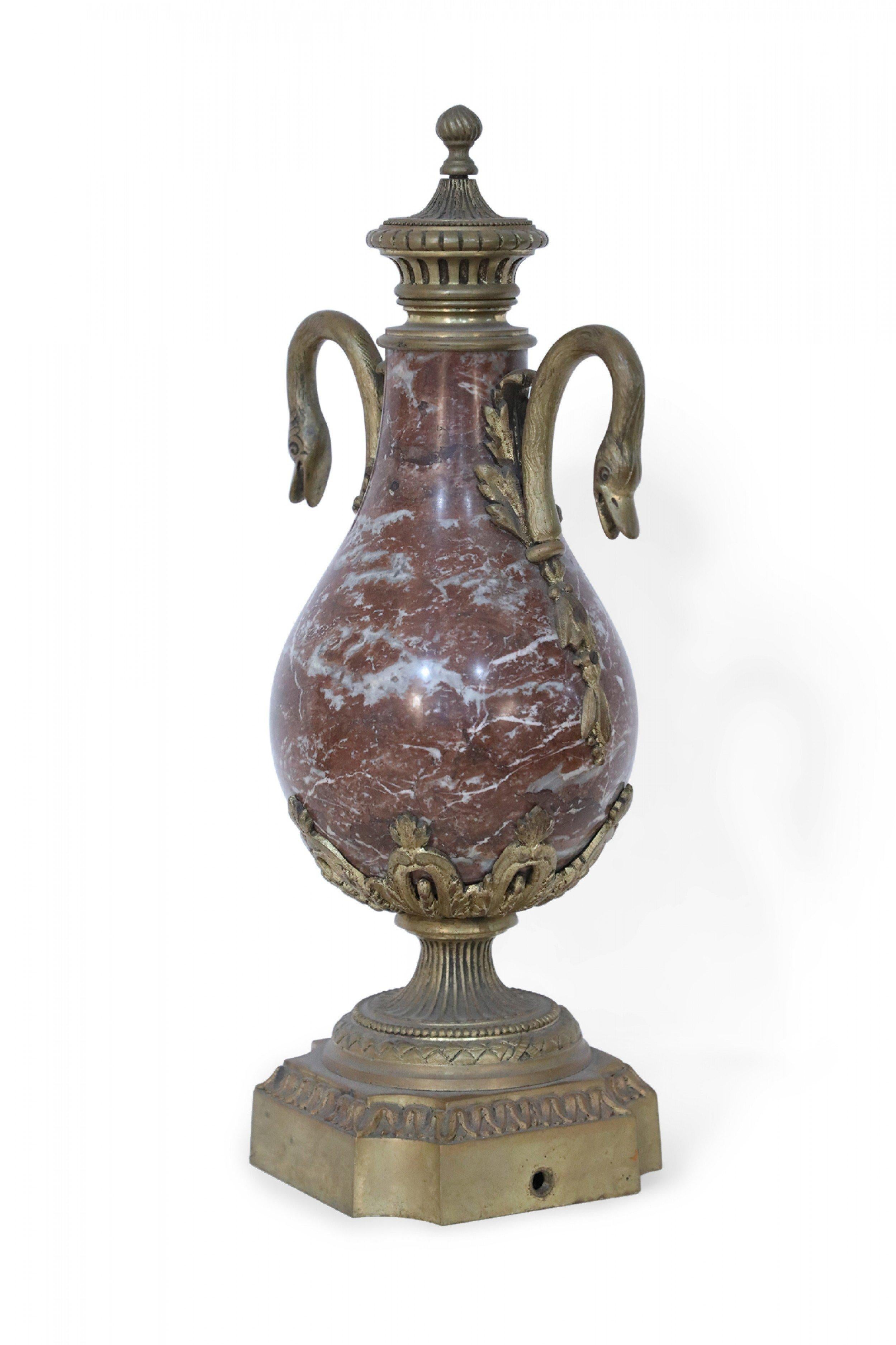 Dekorative französische Urnen aus burgunderrotem Marmor und Bronze im neoklassischen Stil, Paar im Angebot 14