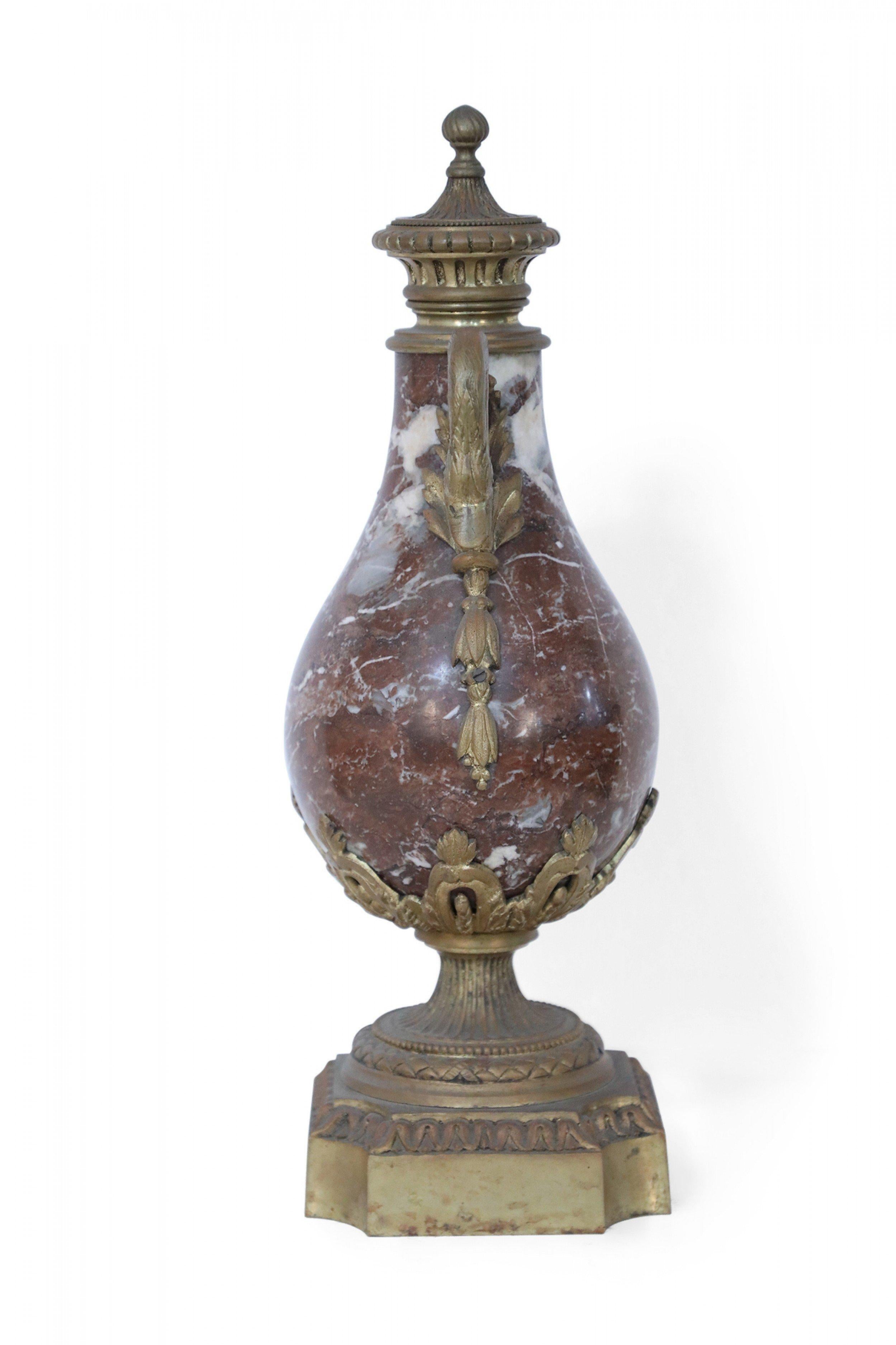 Dekorative französische Urnen aus burgunderrotem Marmor und Bronze im neoklassischen Stil, Paar (Französisch) im Angebot