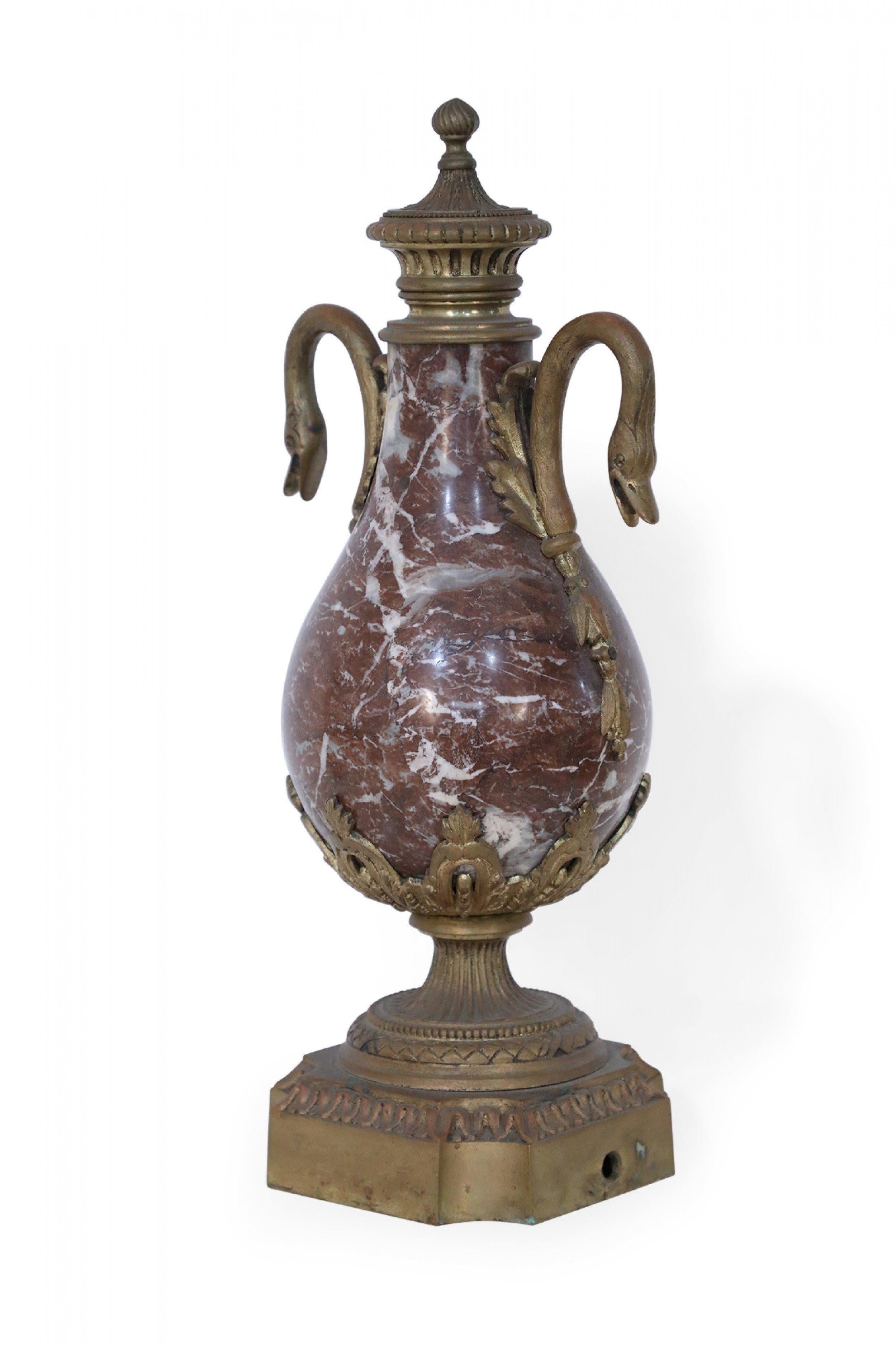 Dekorative französische Urnen aus burgunderrotem Marmor und Bronze im neoklassischen Stil, Paar im Angebot 1