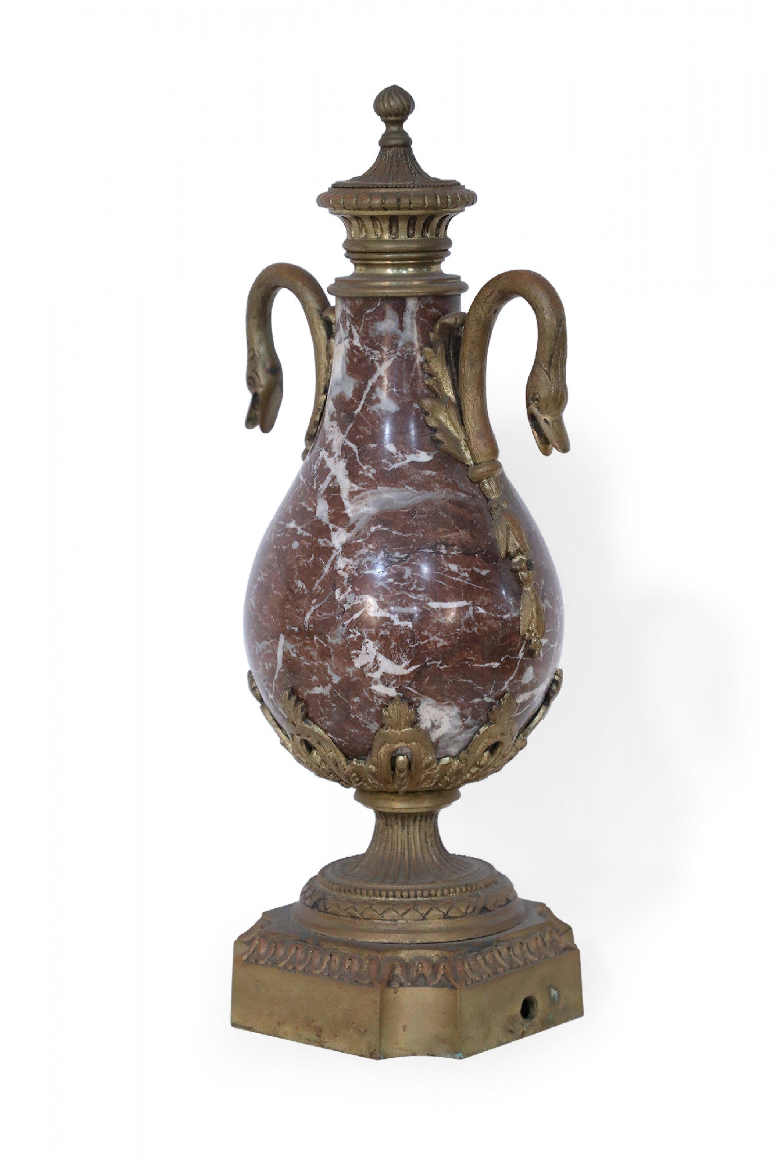 Bronzo Coppia di urne decorative neoclassiche francesi in marmo di Borgogna e bronzo in vendita