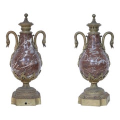 Pareja de Urnas Decorativas Neoclásicas Francesas de Mármol Borgoña y Bronce