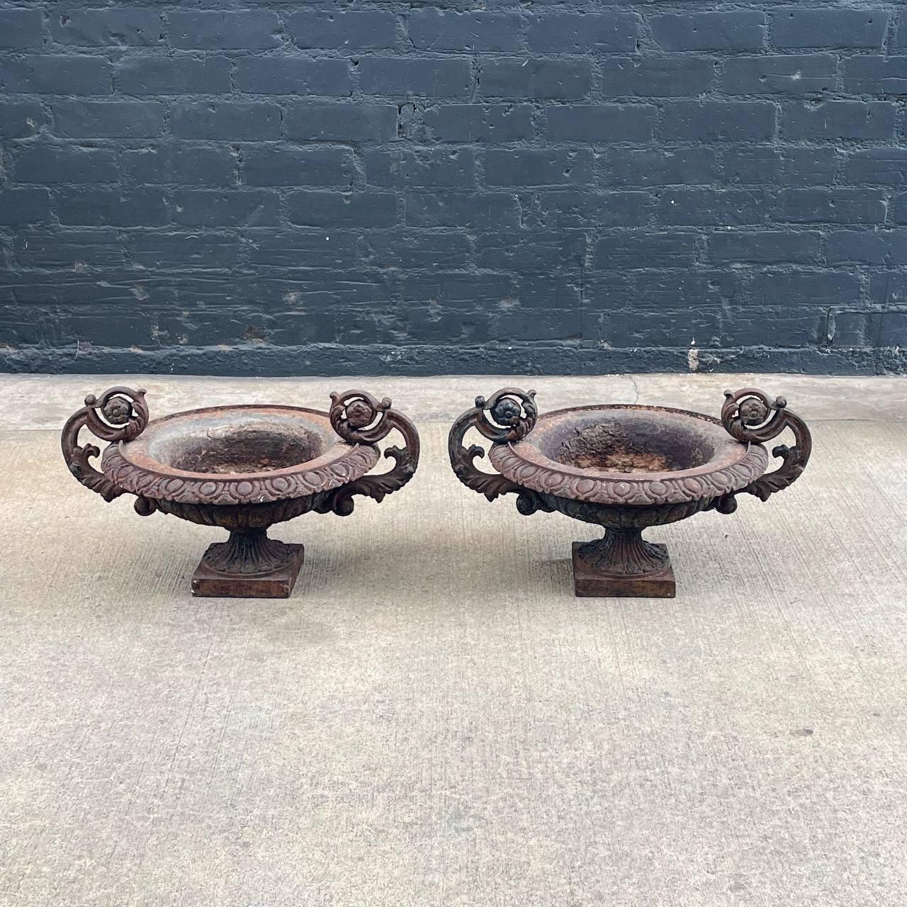 Pair of French Neoclassical Cast Iron Garden Urns In Good Condition For Sale In Los Angeles, CA