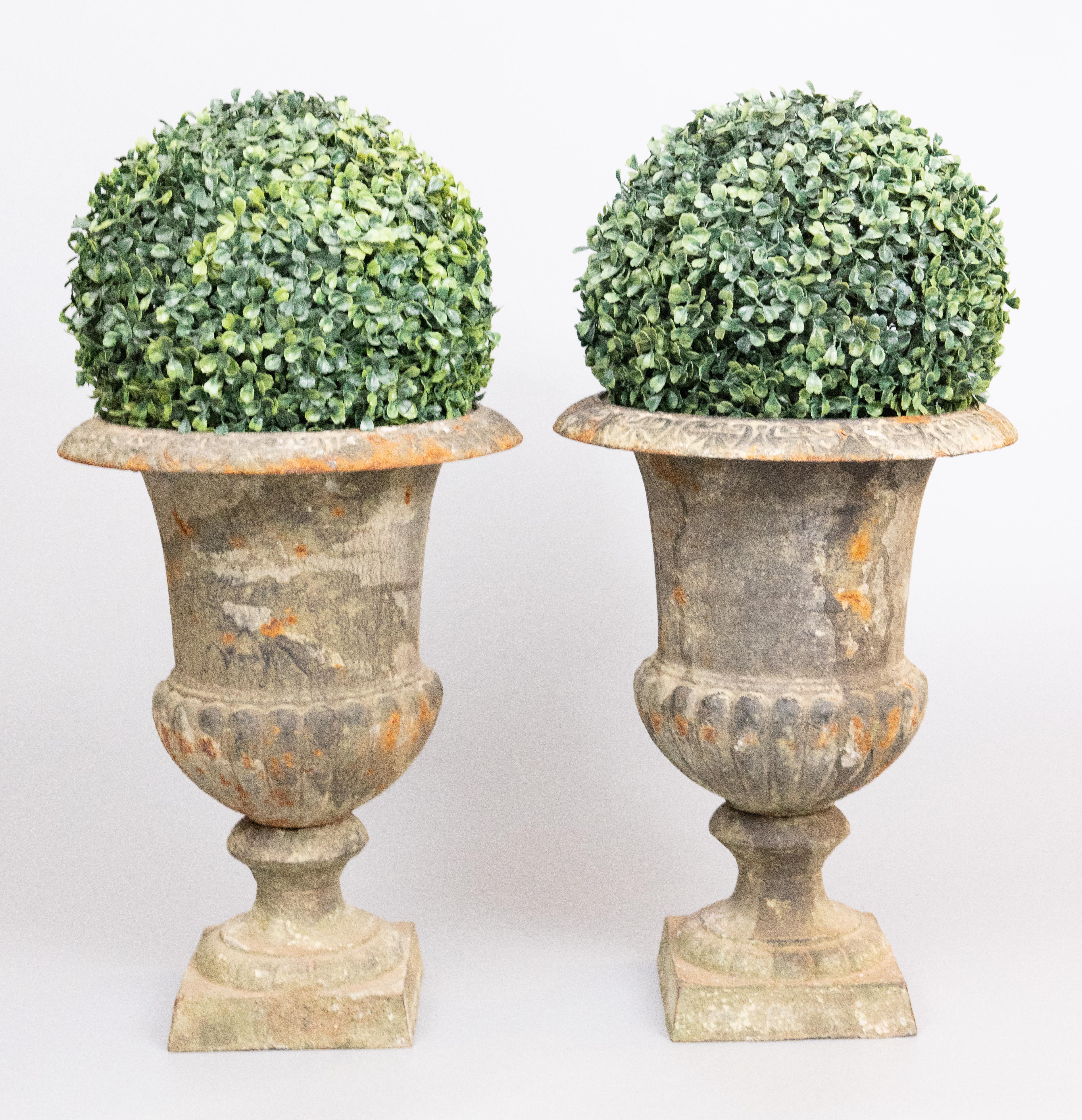 Paire de  Urnes de jardin en fonte de style néoclassique français, vers 1940 en vente 2