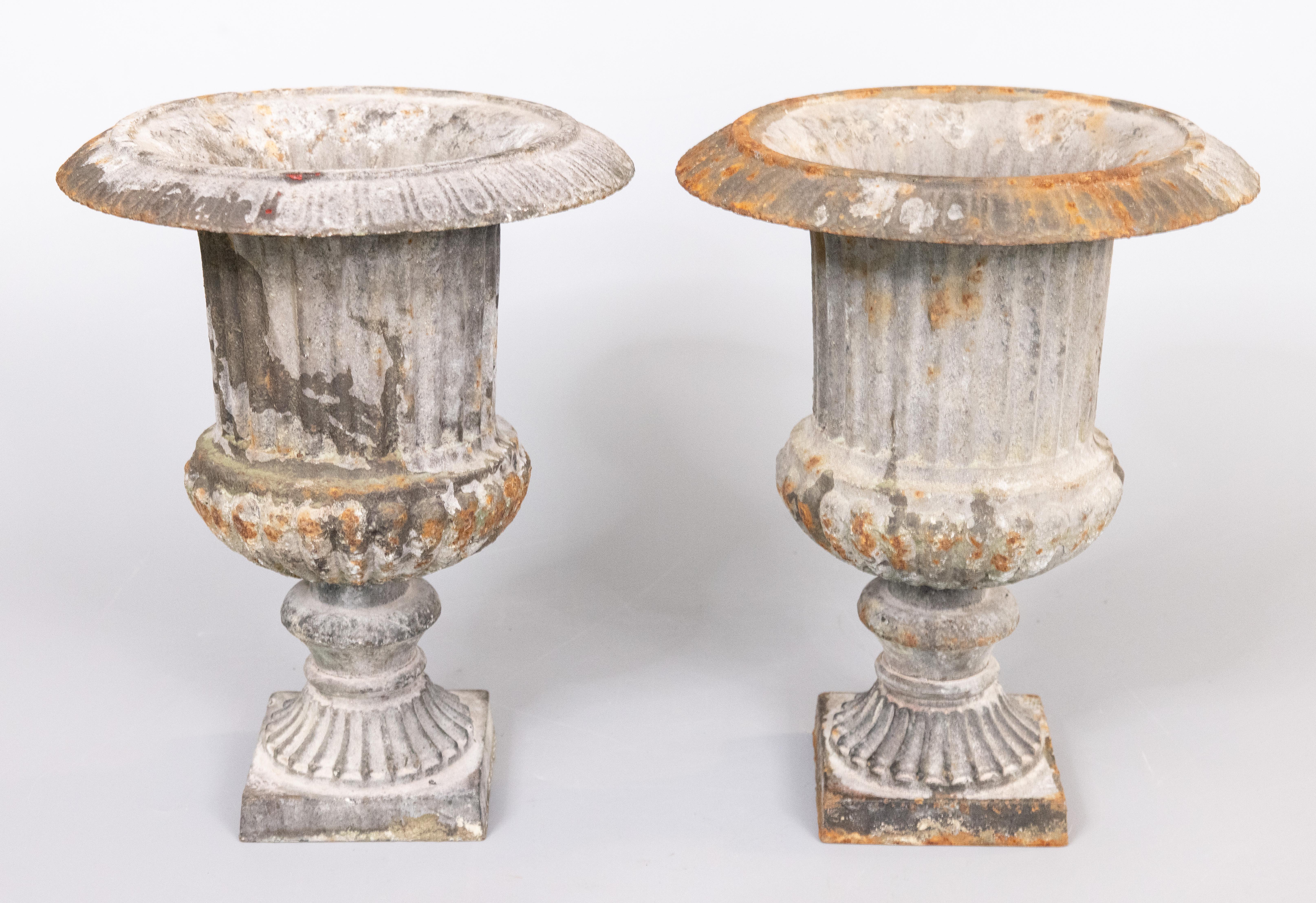 Néoclassique Paire de  Urnes de jardin en fonte de style néoclassique français, vers 1940 en vente