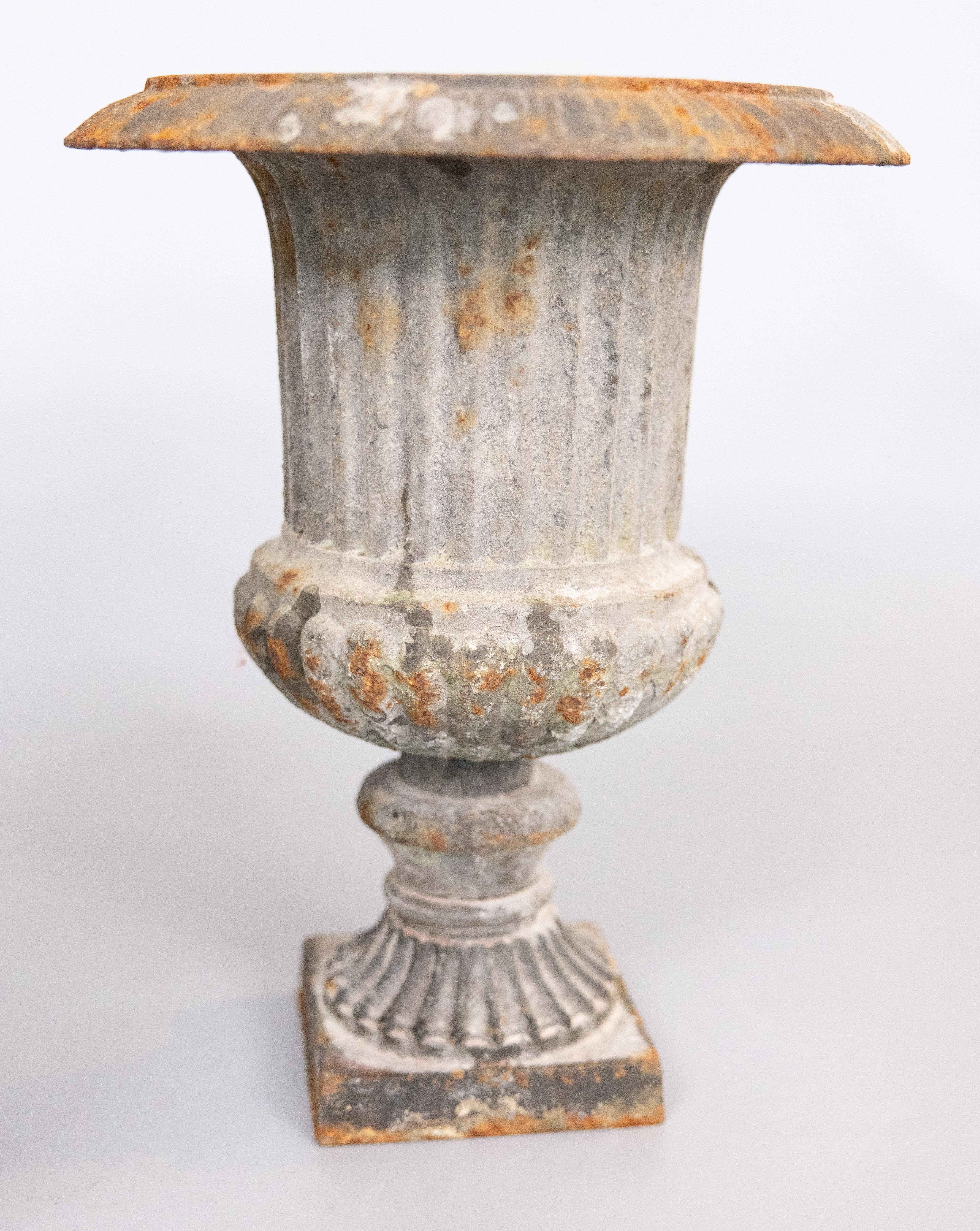 Moulage Paire de  Urnes de jardin en fonte de style néoclassique français, vers 1940 en vente
