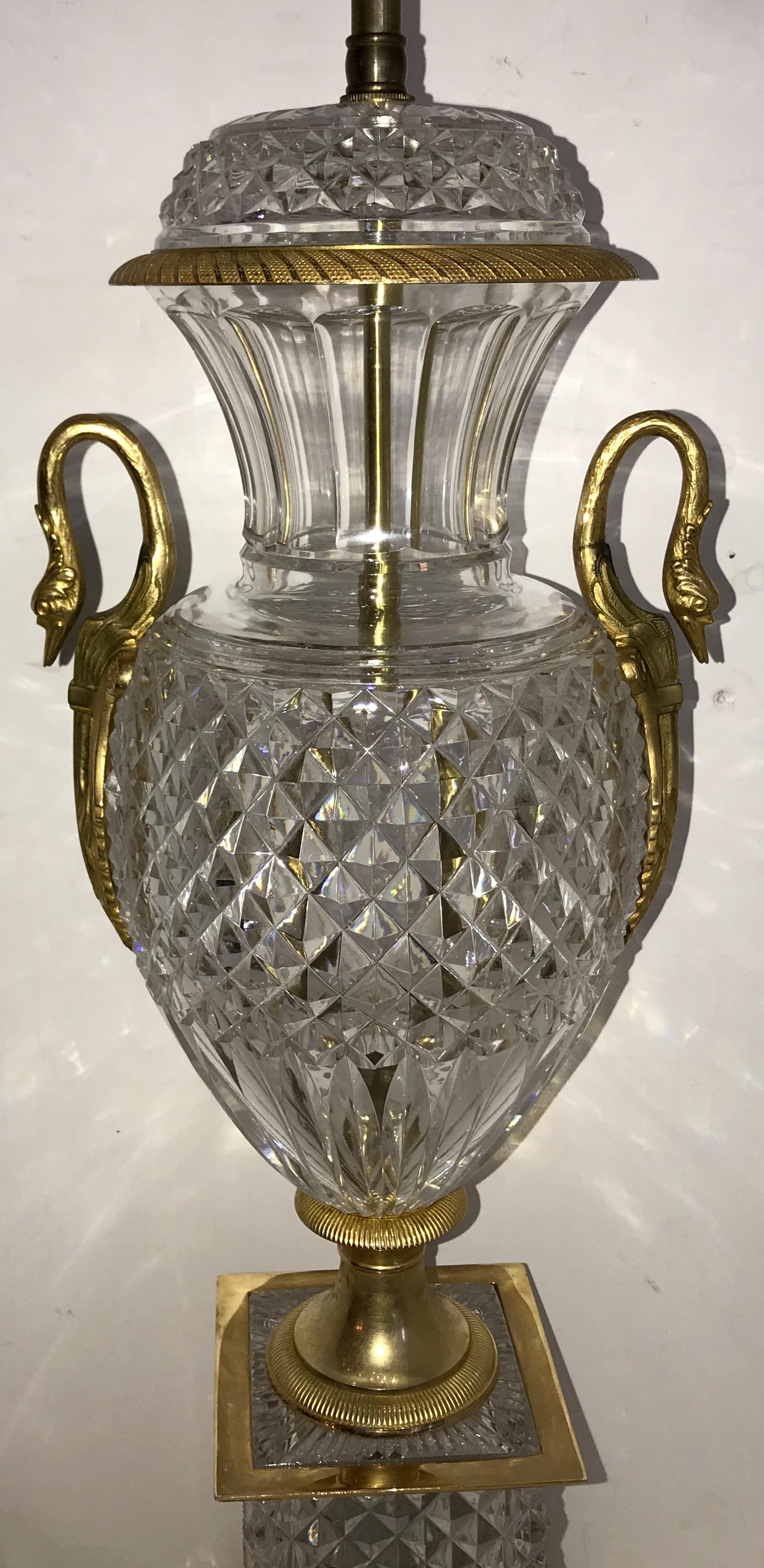 Ein feines Paar französischer neoklassischer Urnen aus geschliffenem Kristall und vergoldeter Bronze mit Schwan und Ormolu-Griff, große Lampen mit Kristalldeckel und quadratischem Sockel.
In der Art und Qualität von Baccarat.