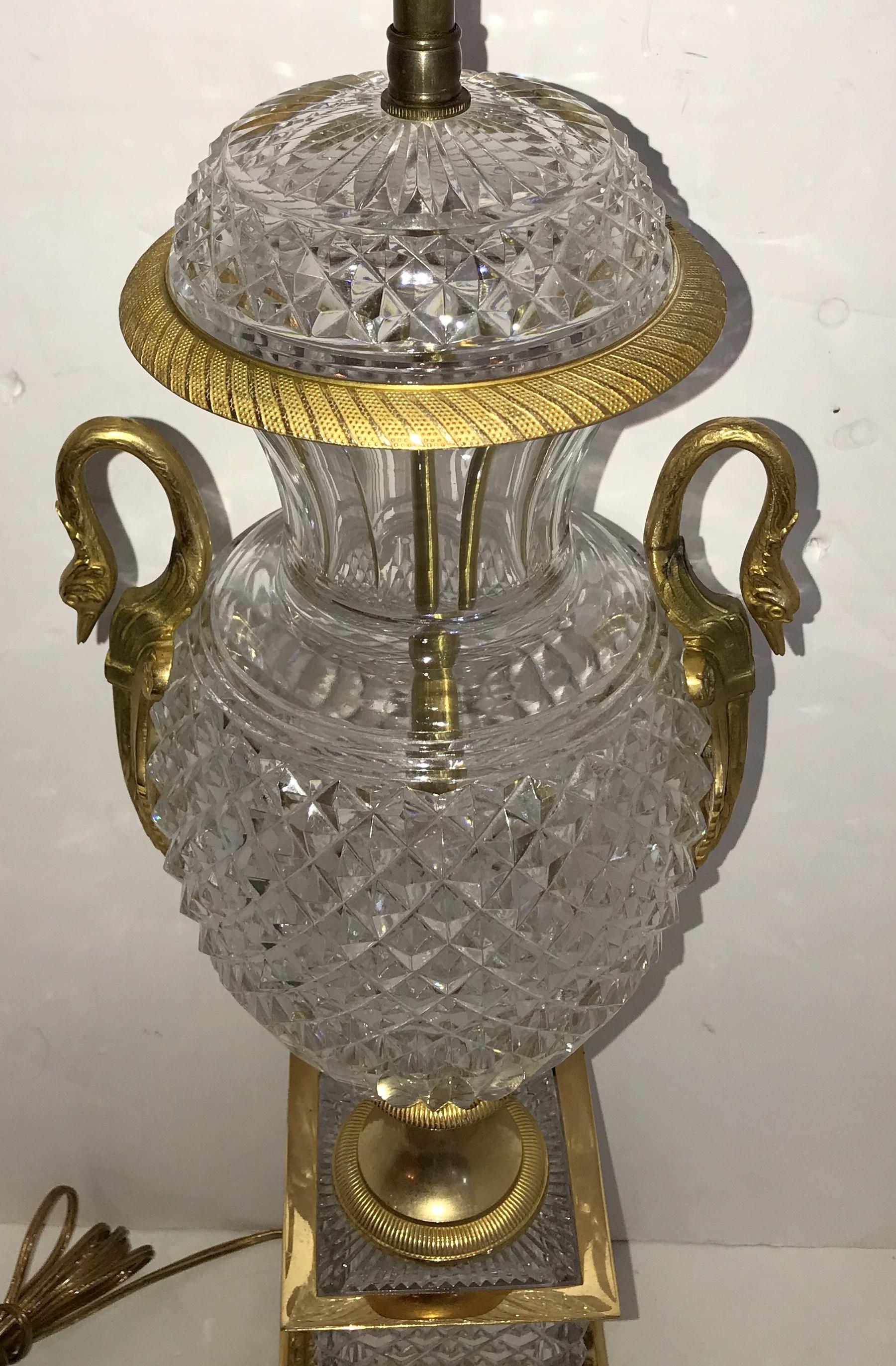 Néoclassique Paire de lampes néoclassiques françaises en forme d'urne en cristal taillé et en bronze avec poignées en forme de cygne et bronze doré en vente