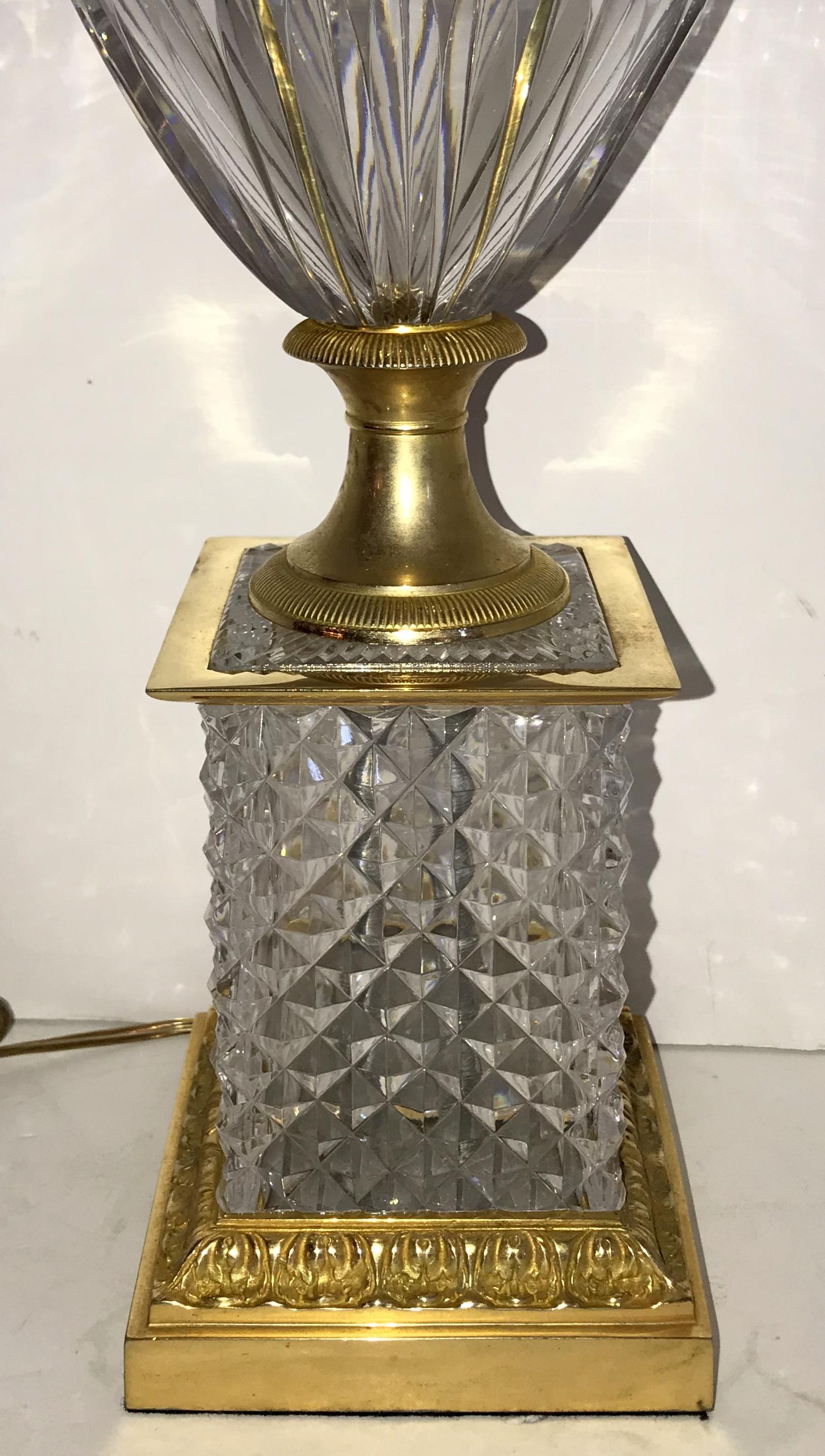 Français Paire de lampes néoclassiques françaises en forme d'urne en cristal taillé et en bronze avec poignées en forme de cygne et bronze doré en vente