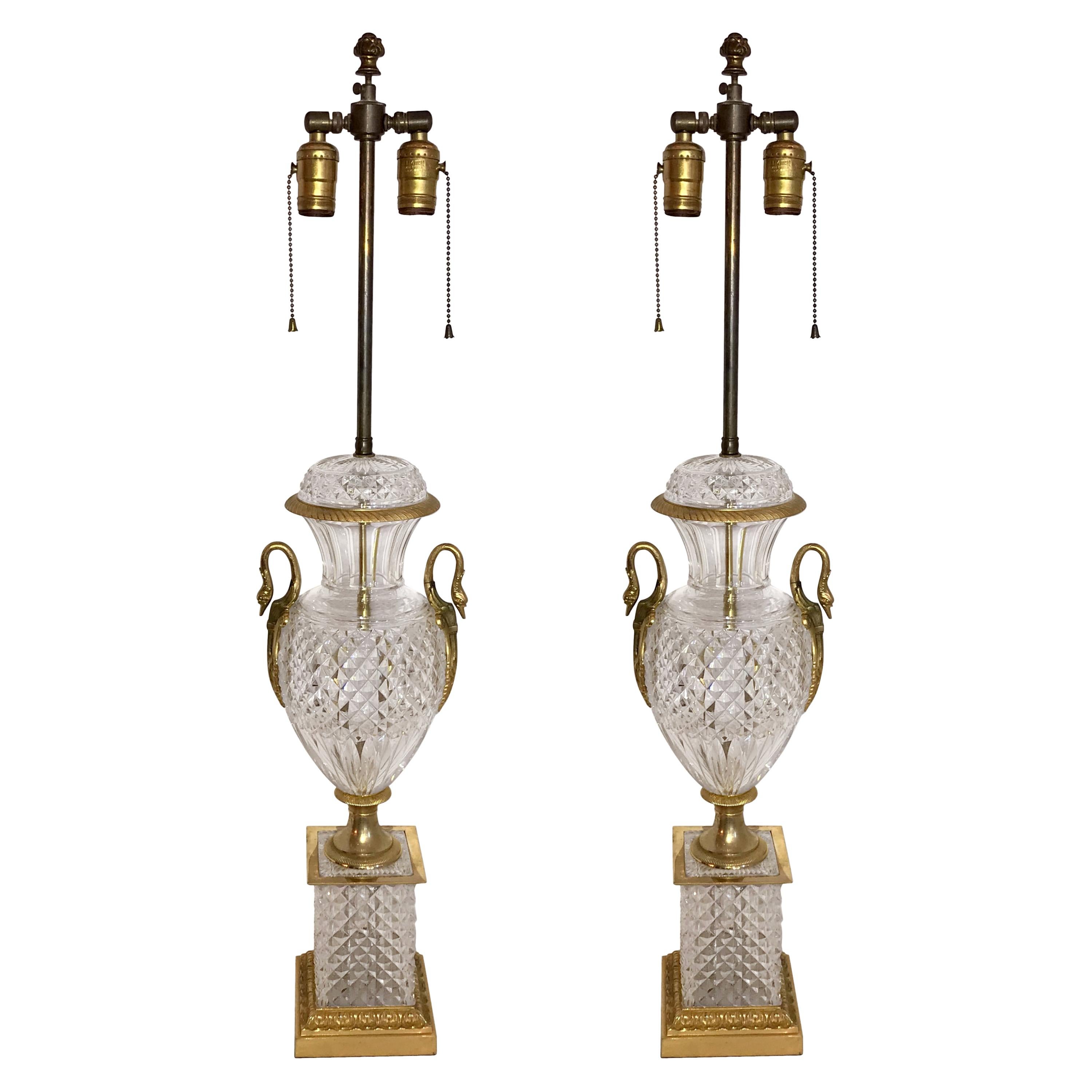 Paar französische neoklassische Urnen-Lampen aus geschliffenem Kristall und Bronze mit Schwanen-Goldbronze-Griffen im Angebot