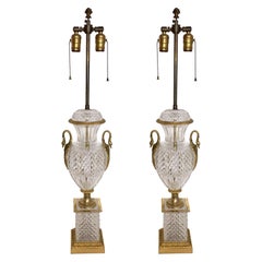 Paire de lampes néoclassiques françaises en forme d'urne en cristal taillé et en bronze avec poignées en forme de cygne et bronze doré