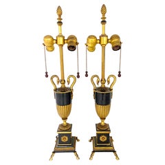 Coppia di urne neoclassiche francesi in bronzo dorato e patinato con motivo a cigno, ora lampade