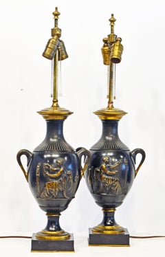 Paire de lampes de table néoclassiques françaises en bronze patiné à décor Haut-Relief