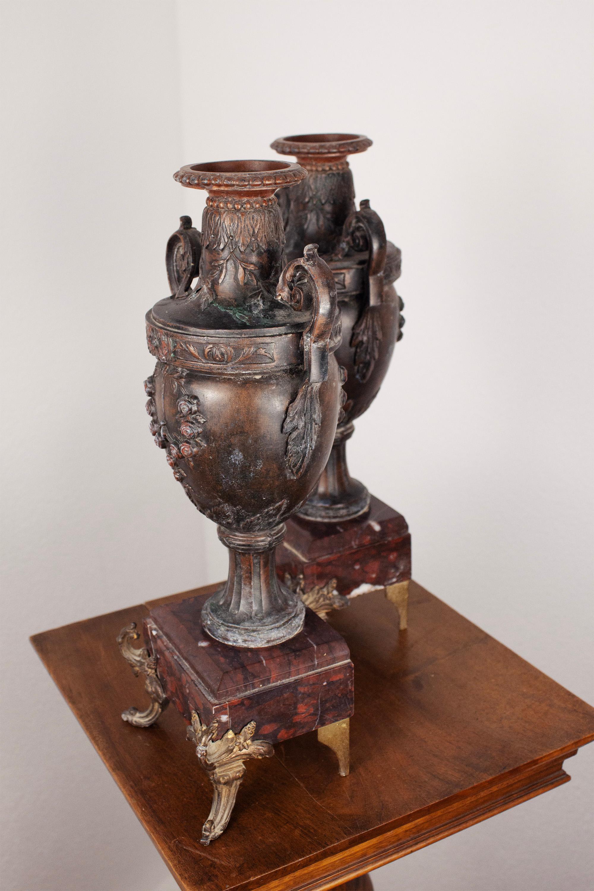 Pair of French Neoclassical Marble Bronze and Brass Urns In Good Condition For Sale In Rümmingen, BW