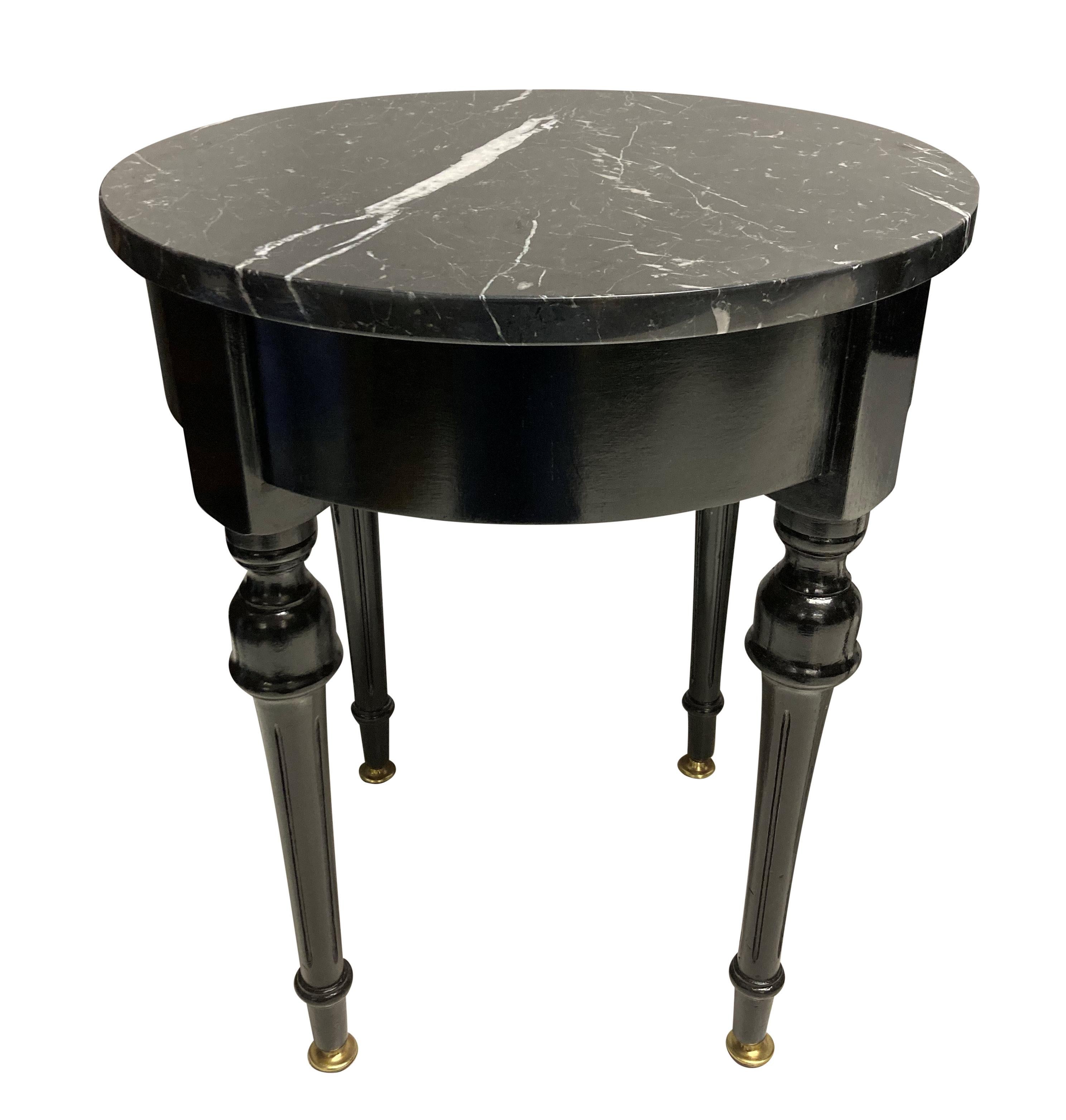 Paire de tables d'appoint néo-classiques françaises en laque noire. Pieds en laiton et plateaux en marbre belge.