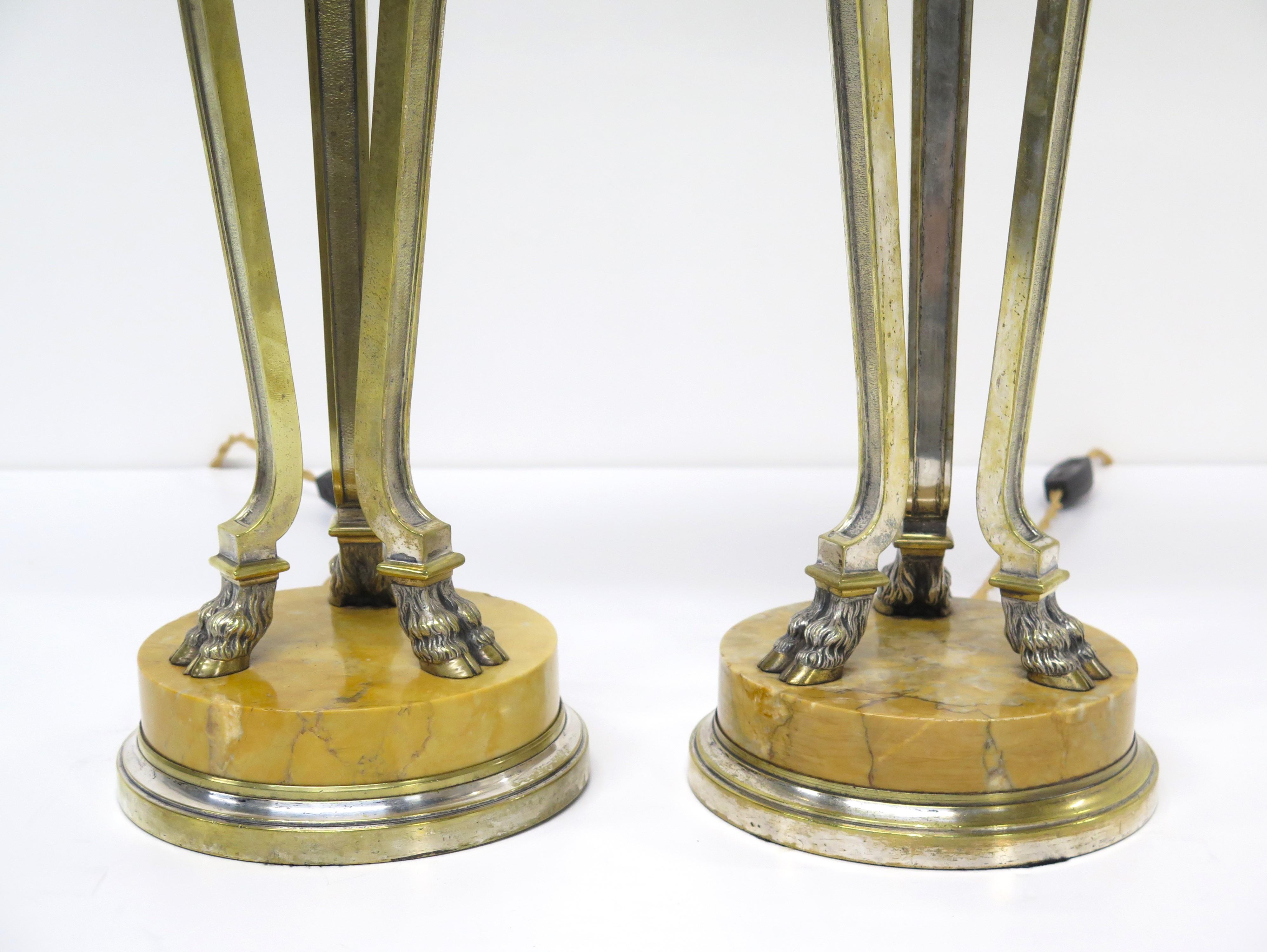 Paar französische neoklassizistische Tischlampen aus Siena-Marmor und vergoldeter Bronze im Angebot 2