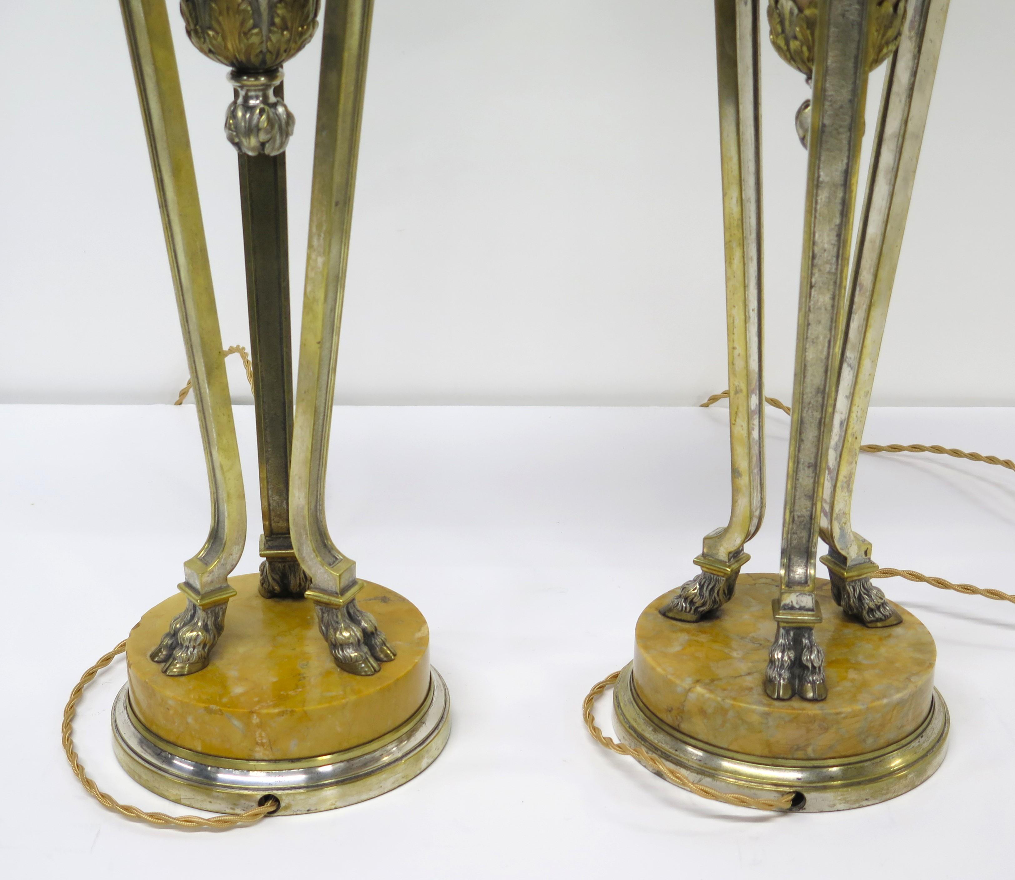 Paar französische neoklassizistische Tischlampen aus Siena-Marmor und vergoldeter Bronze im Angebot 3