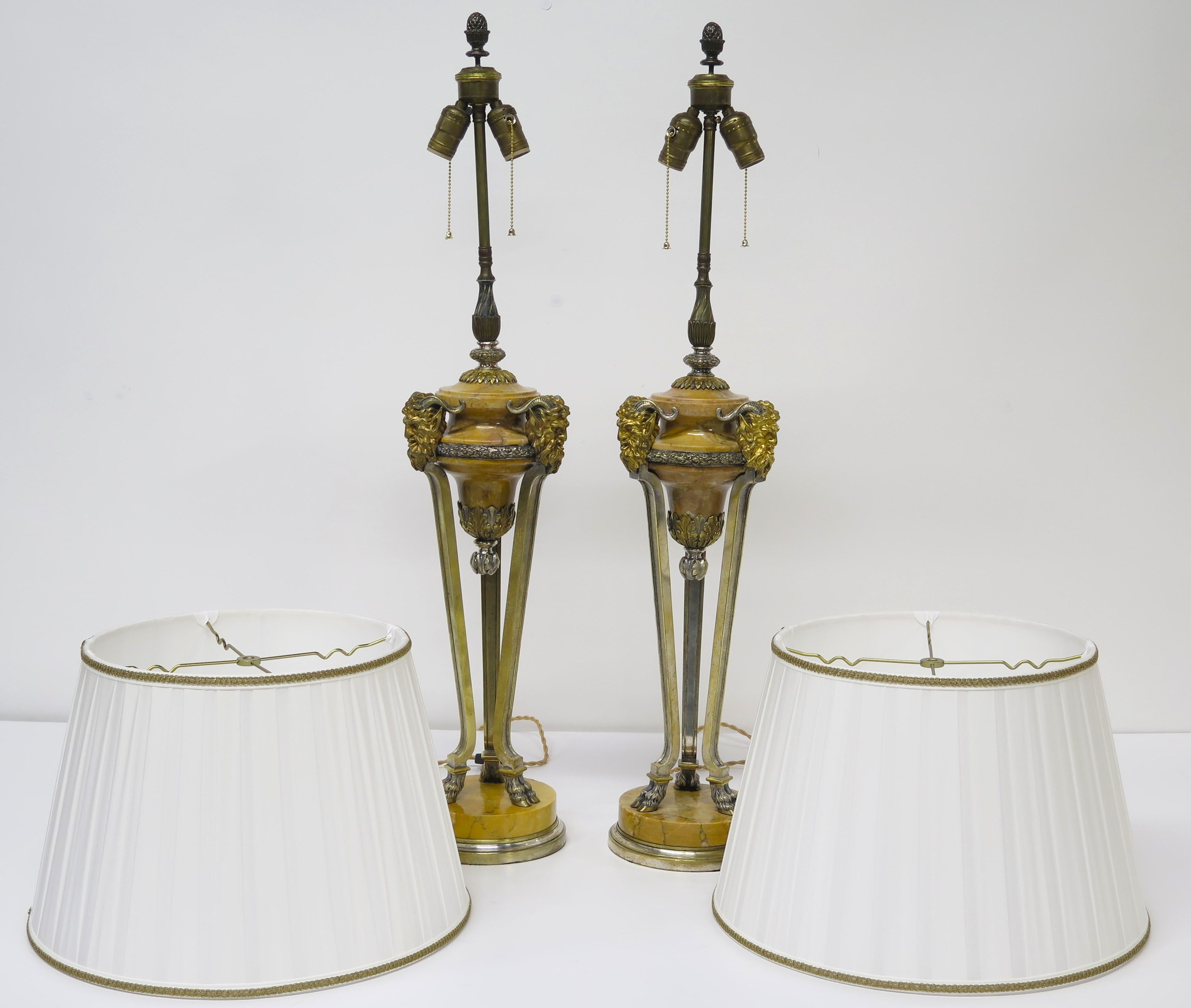 Paar französische neoklassizistische Tischlampen aus Siena-Marmor und vergoldeter Bronze im Angebot 4