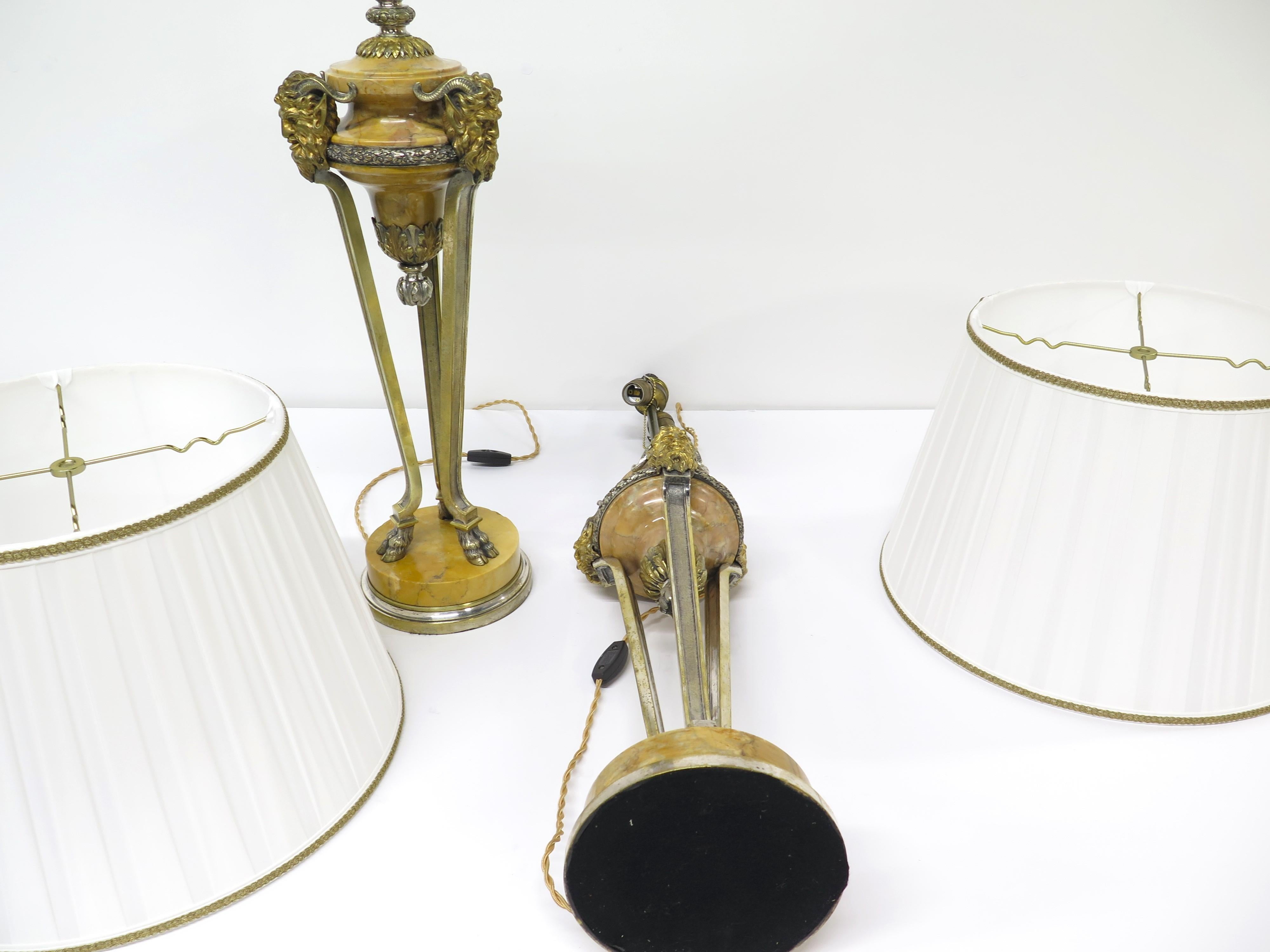 Paire de lampes de table néoclassiques françaises en marbre de Sienne et bronze doré en vente 5