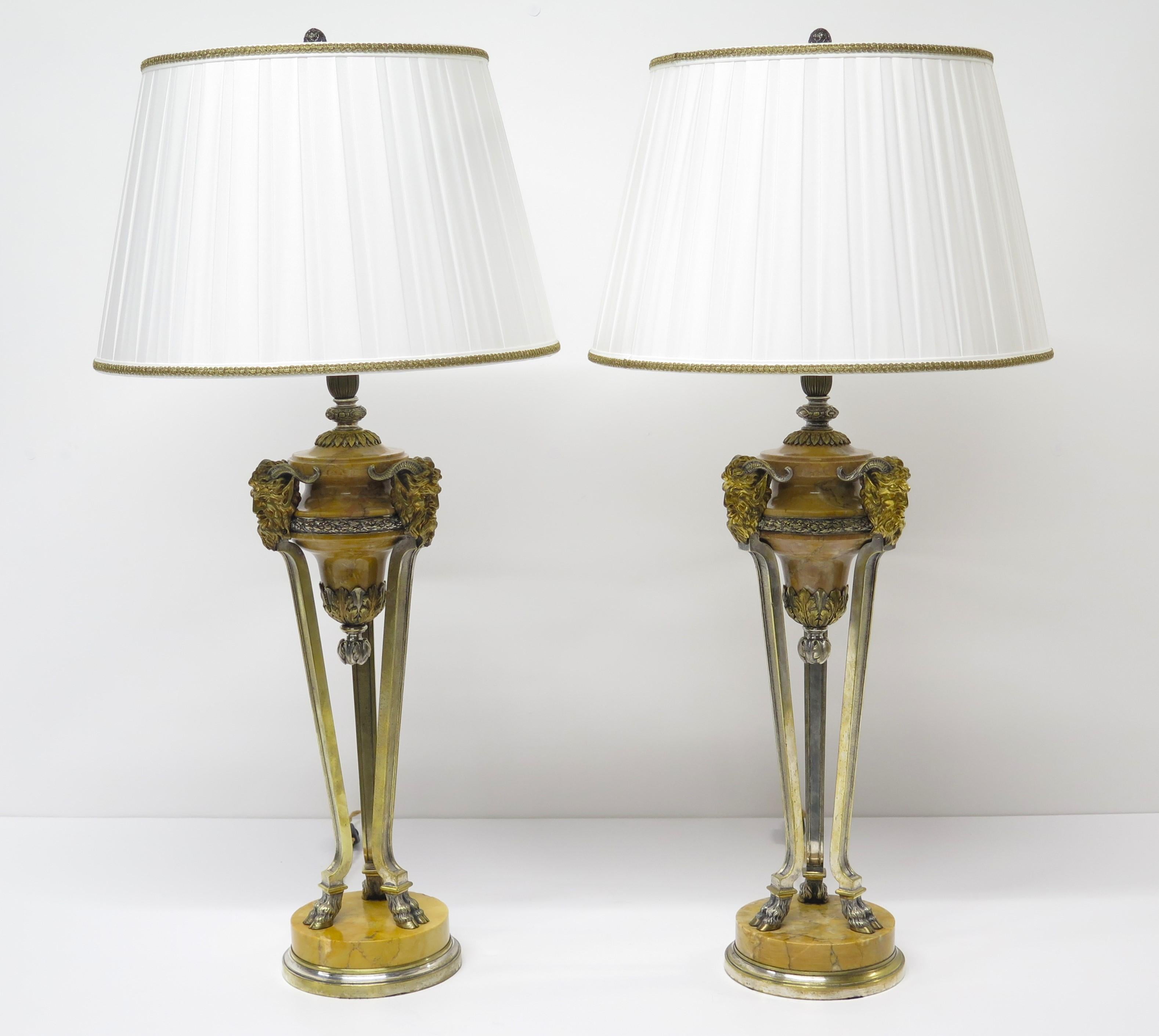 Paire de lampes de table néoclassiques françaises en marbre de Sienne et bronze doré en vente 7