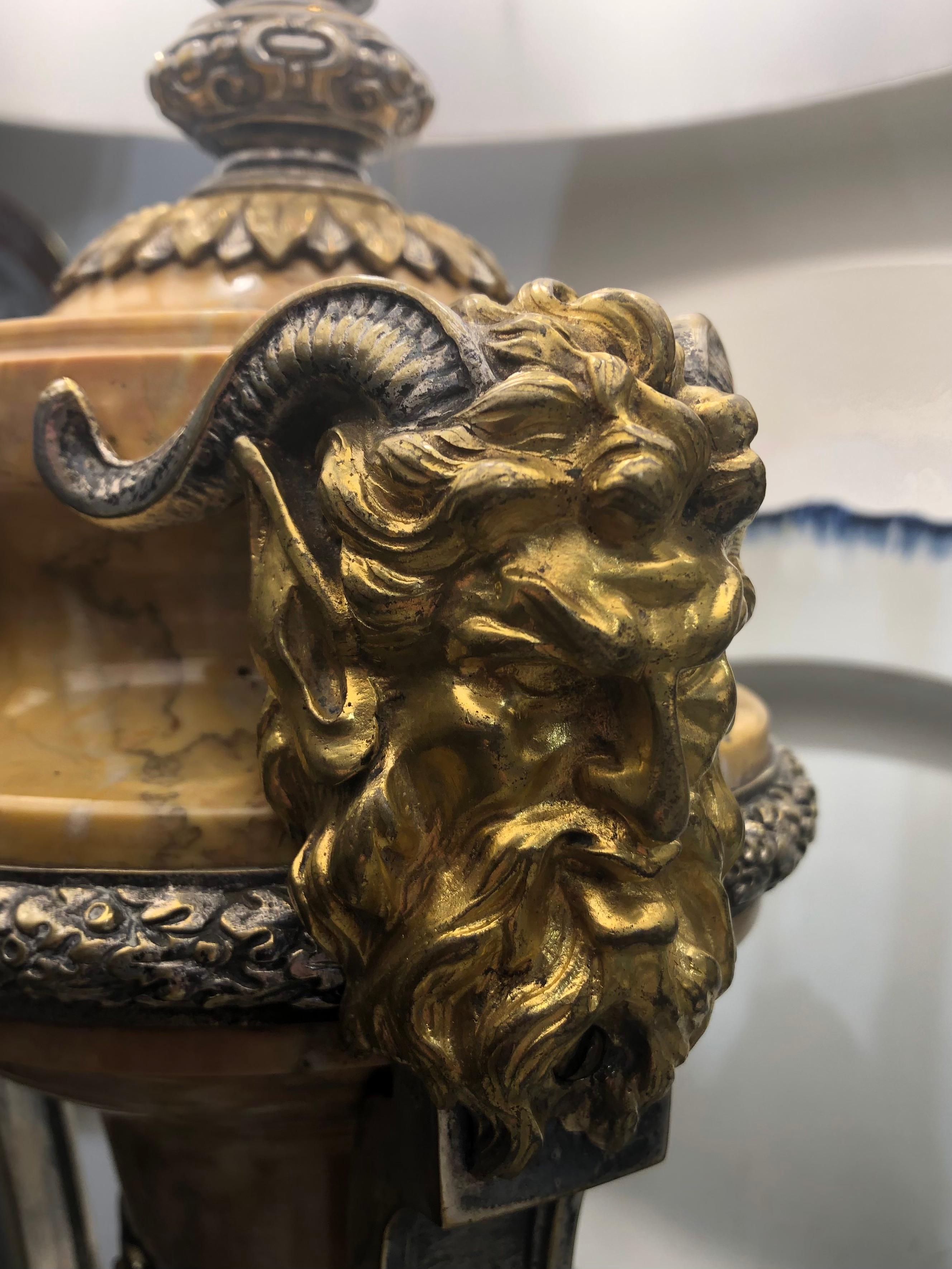 Paar französische neoklassizistische Tischlampen aus Siena-Marmor und vergoldeter Bronze im Angebot 8