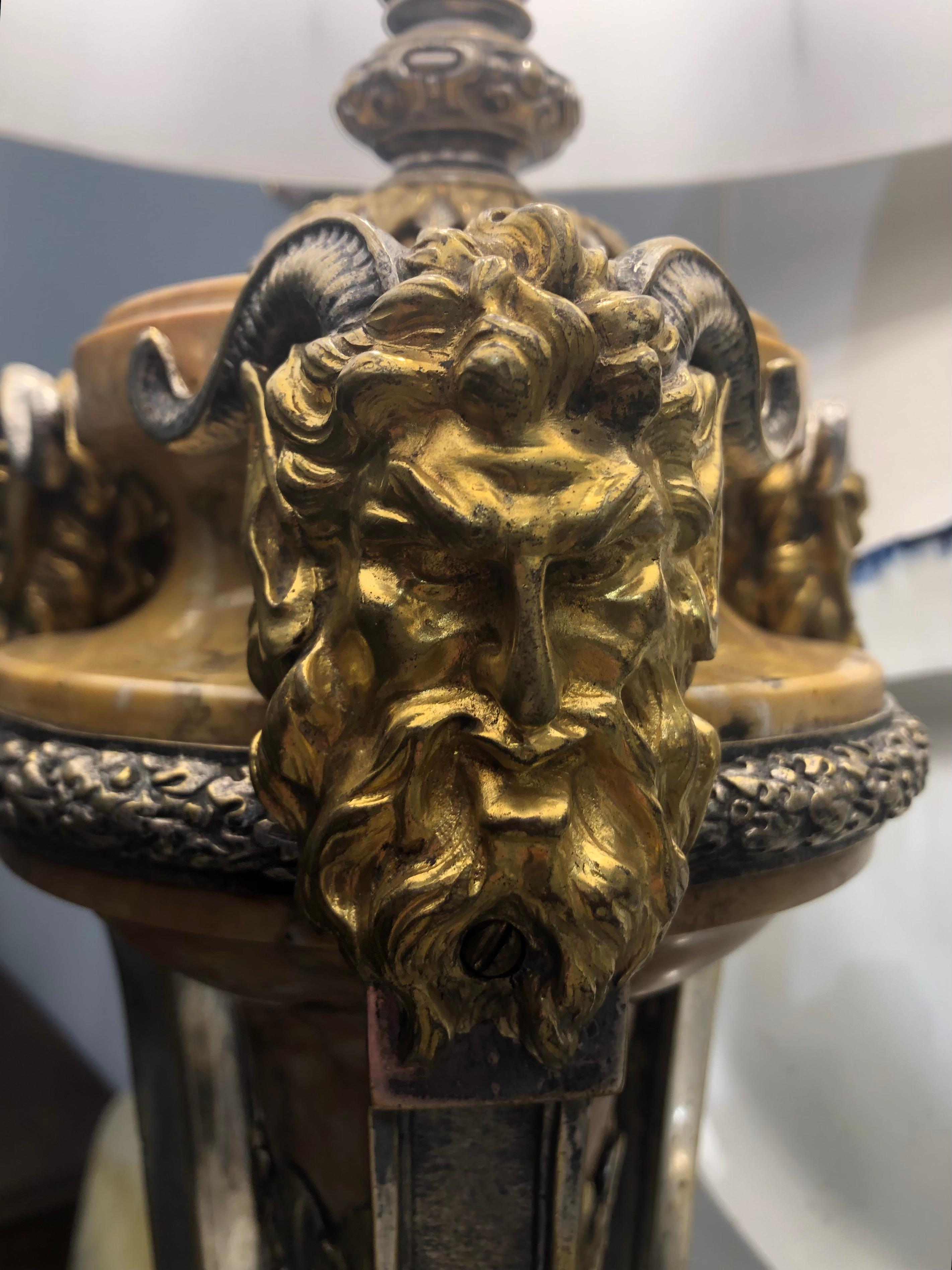 Paar französische neoklassizistische Tischlampen aus Siena-Marmor und vergoldeter Bronze im Angebot 9