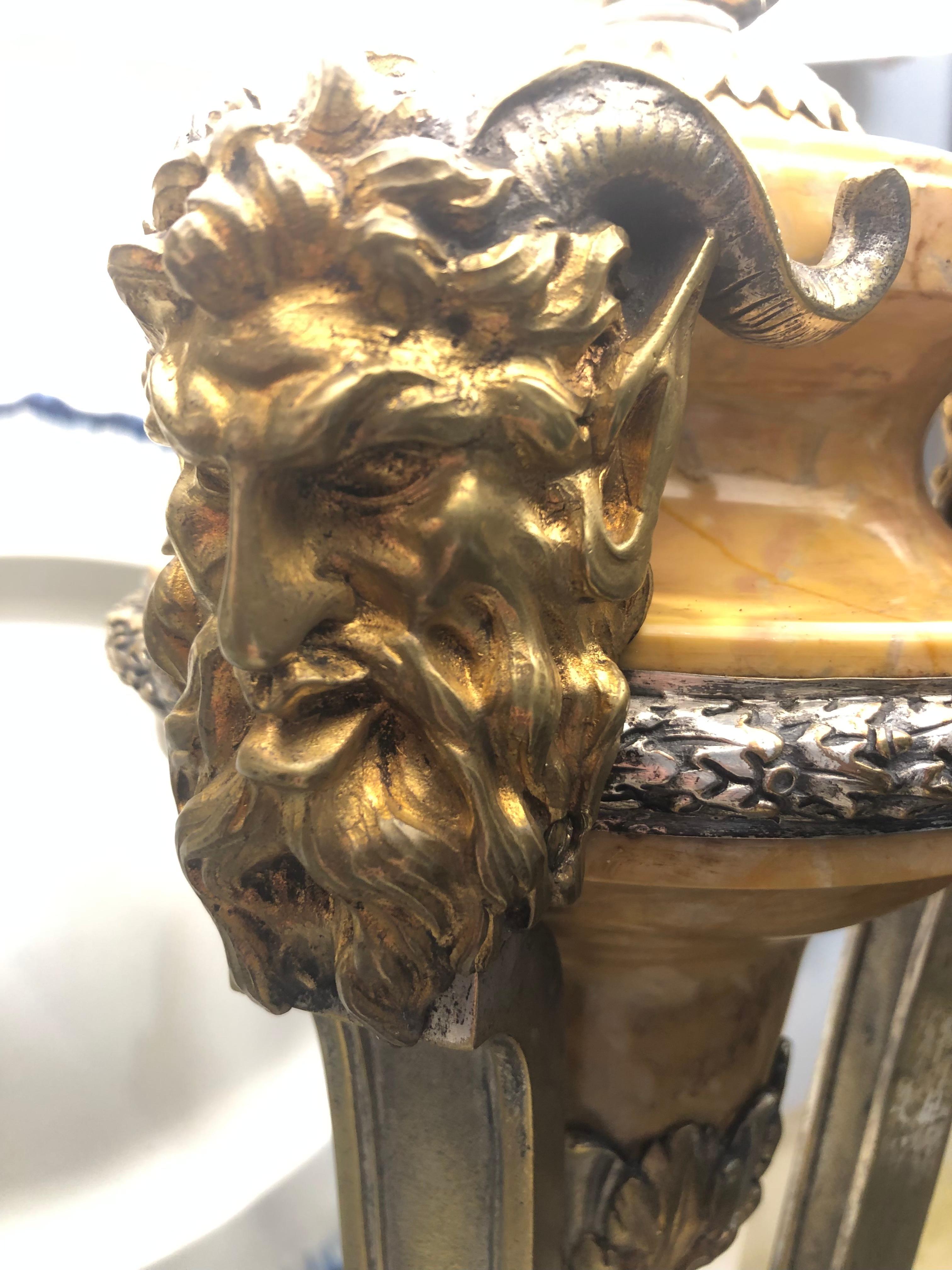 Paire de lampes de table néoclassiques françaises en marbre de Sienne et bronze doré en vente 11