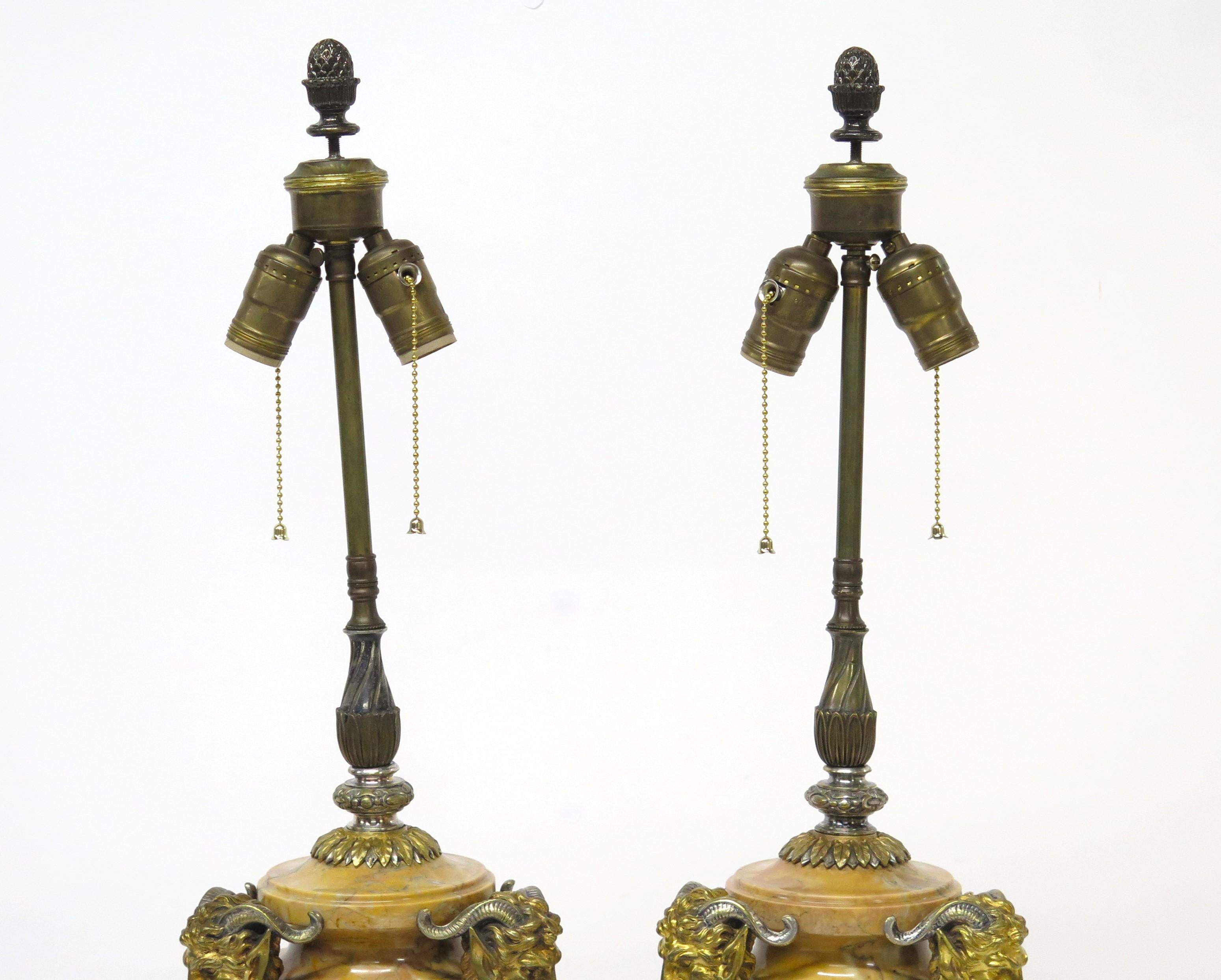 Empire Paire de lampes de table néoclassiques françaises en marbre de Sienne et bronze doré en vente