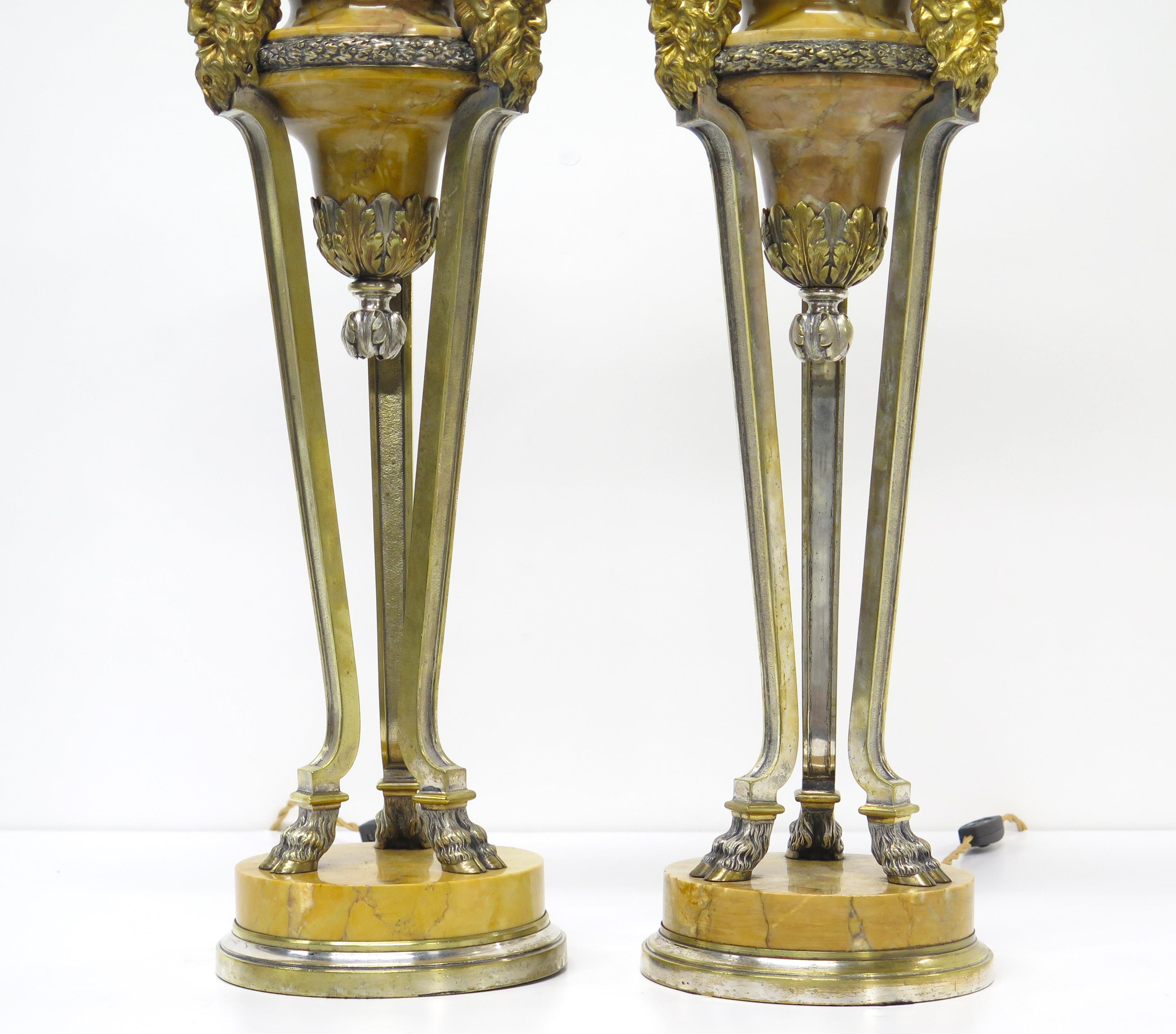 Paar französische neoklassizistische Tischlampen aus Siena-Marmor und vergoldeter Bronze (Vergoldet) im Angebot