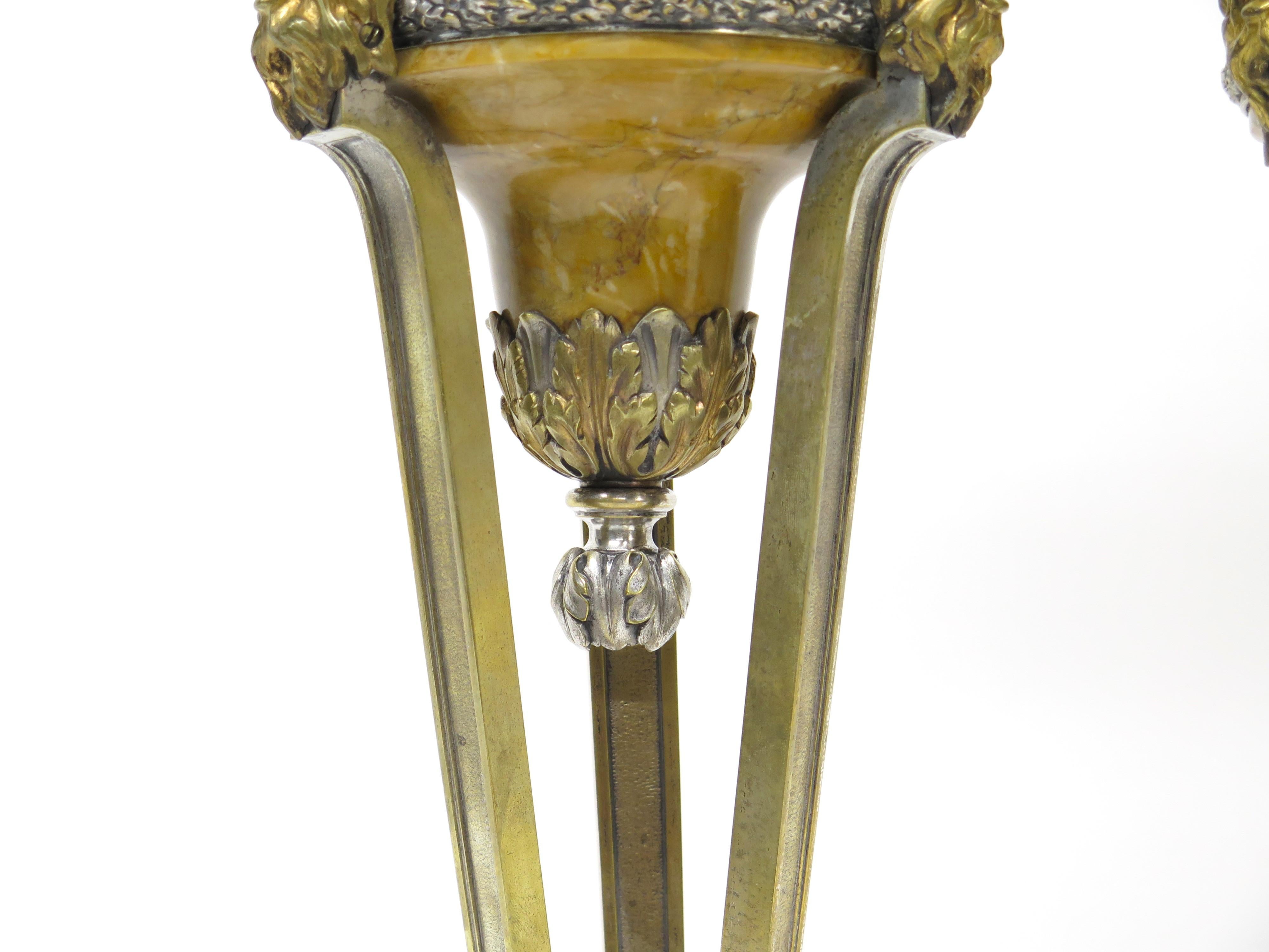 Paar französische neoklassizistische Tischlampen aus Siena-Marmor und vergoldeter Bronze im Zustand „Gut“ im Angebot in Dallas, TX