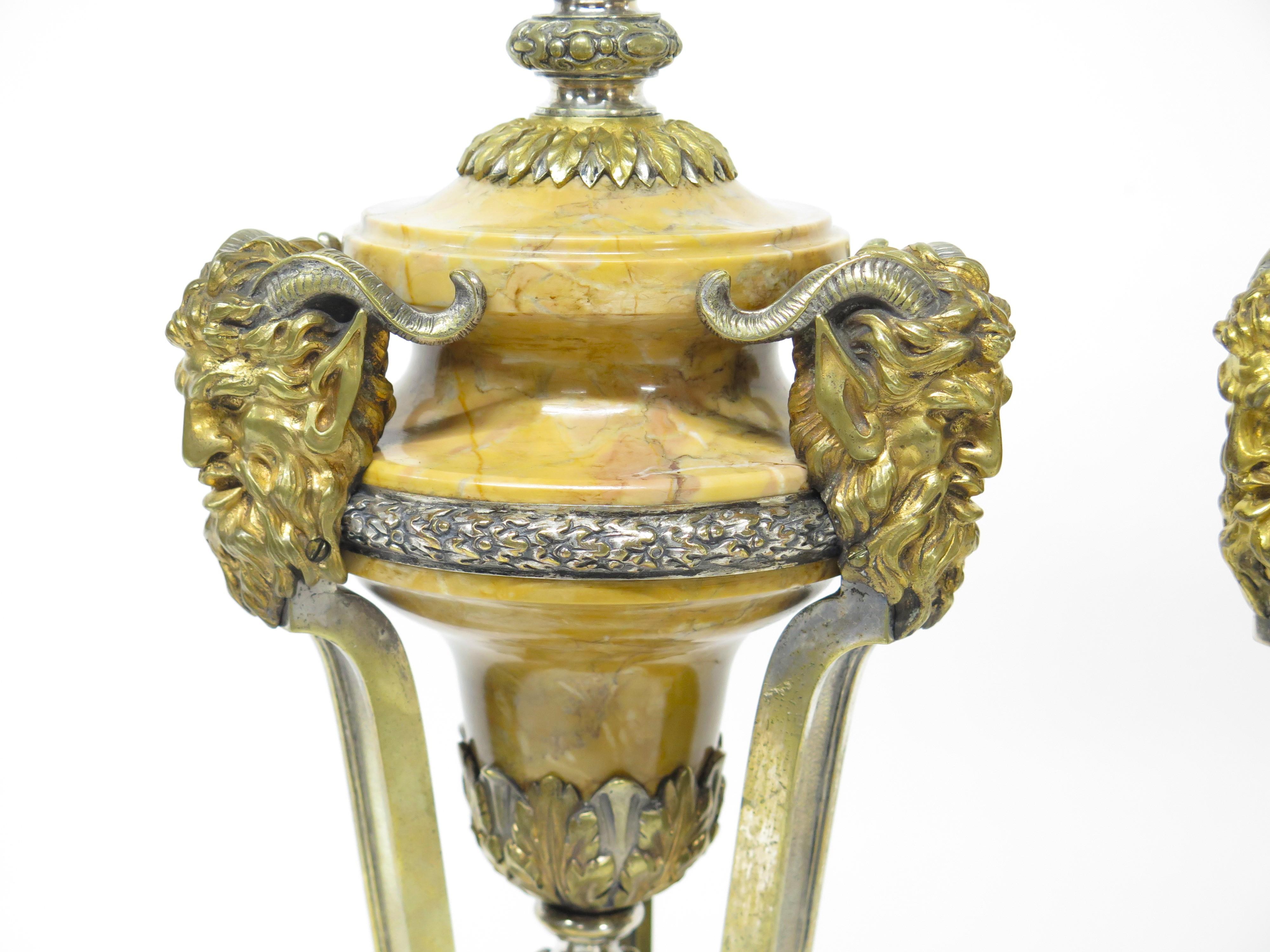 Milieu du XIXe siècle Paire de lampes de table néoclassiques françaises en marbre de Sienne et bronze doré en vente