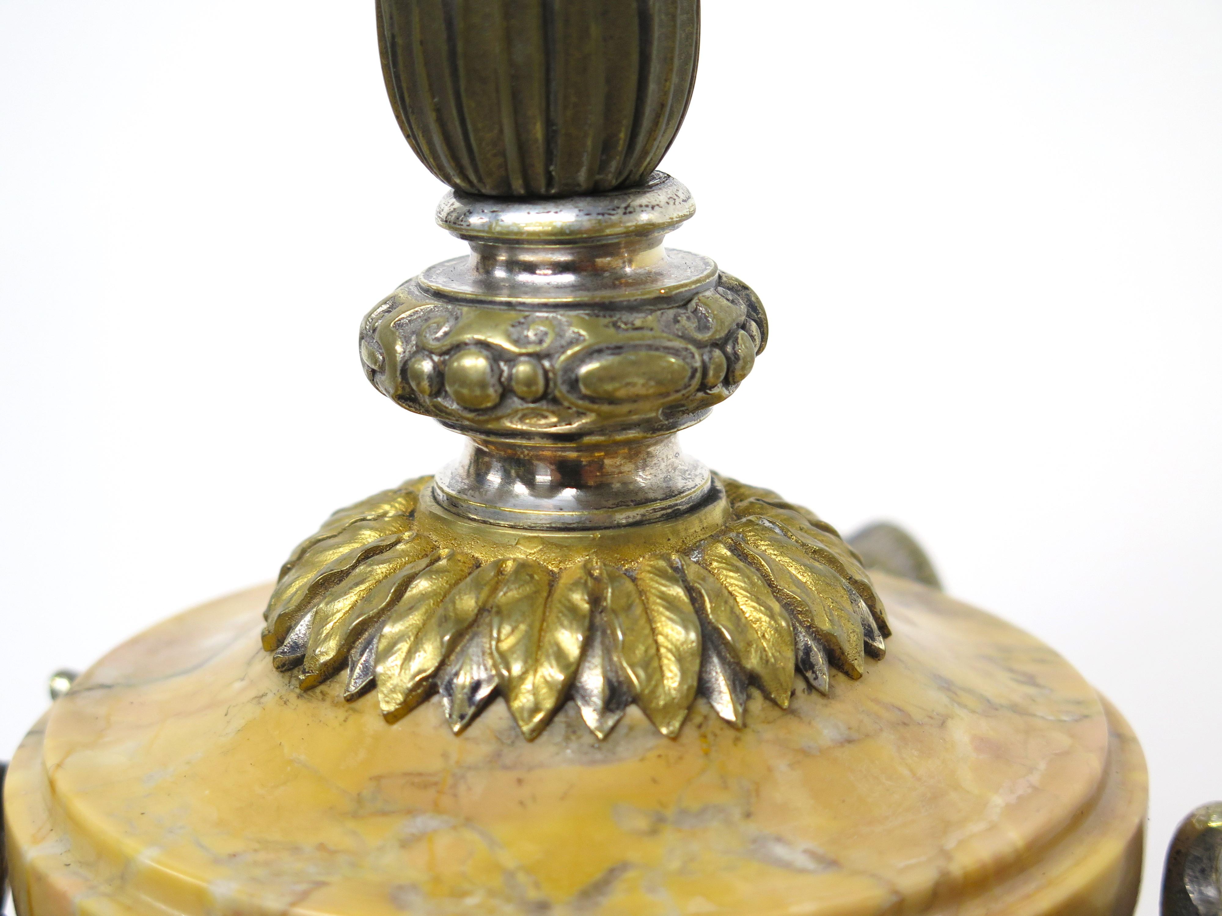 Paar französische neoklassizistische Tischlampen aus Siena-Marmor und vergoldeter Bronze (Silber) im Angebot