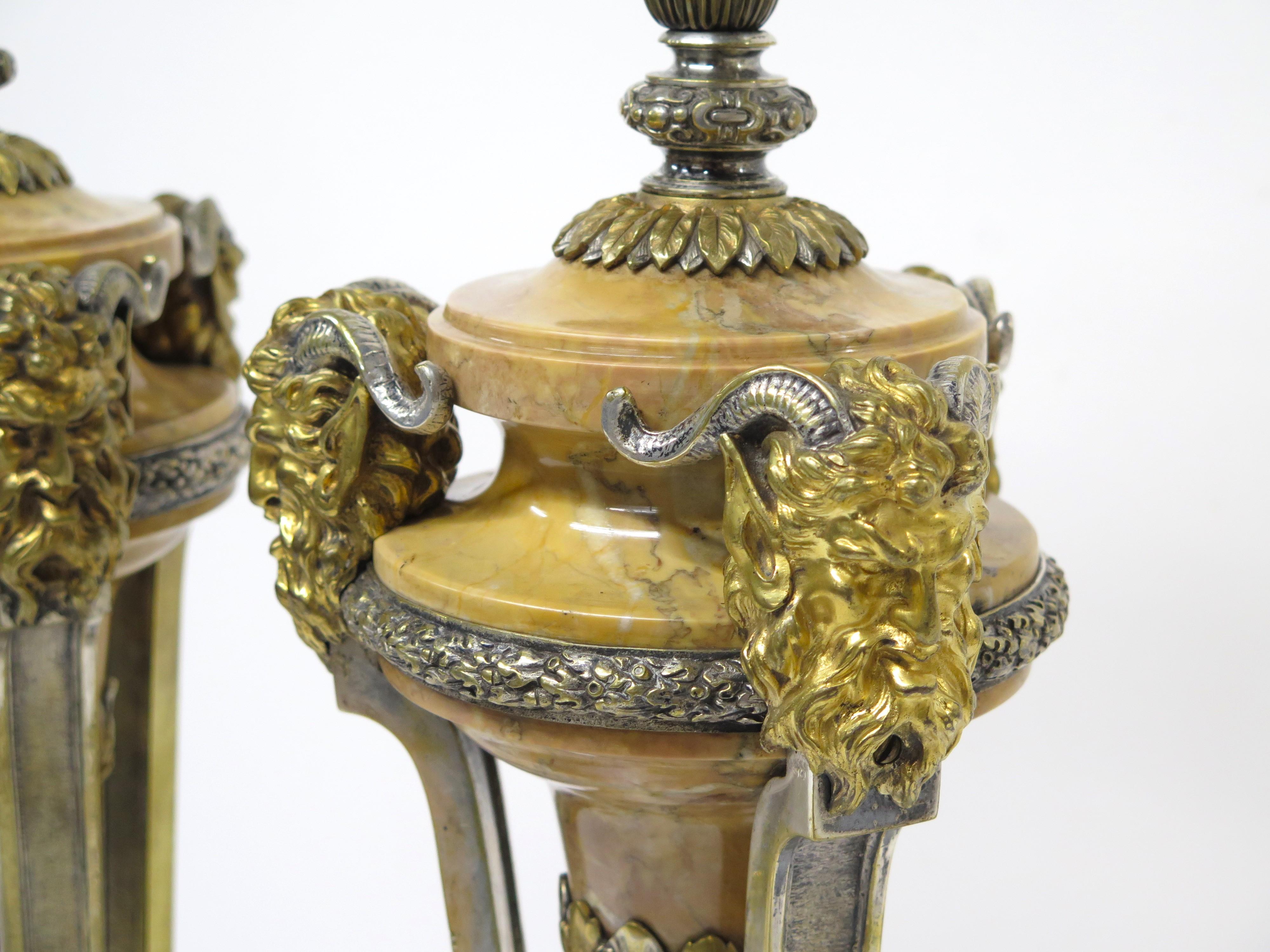 Paire de lampes de table néoclassiques françaises en marbre de Sienne et bronze doré en vente 1