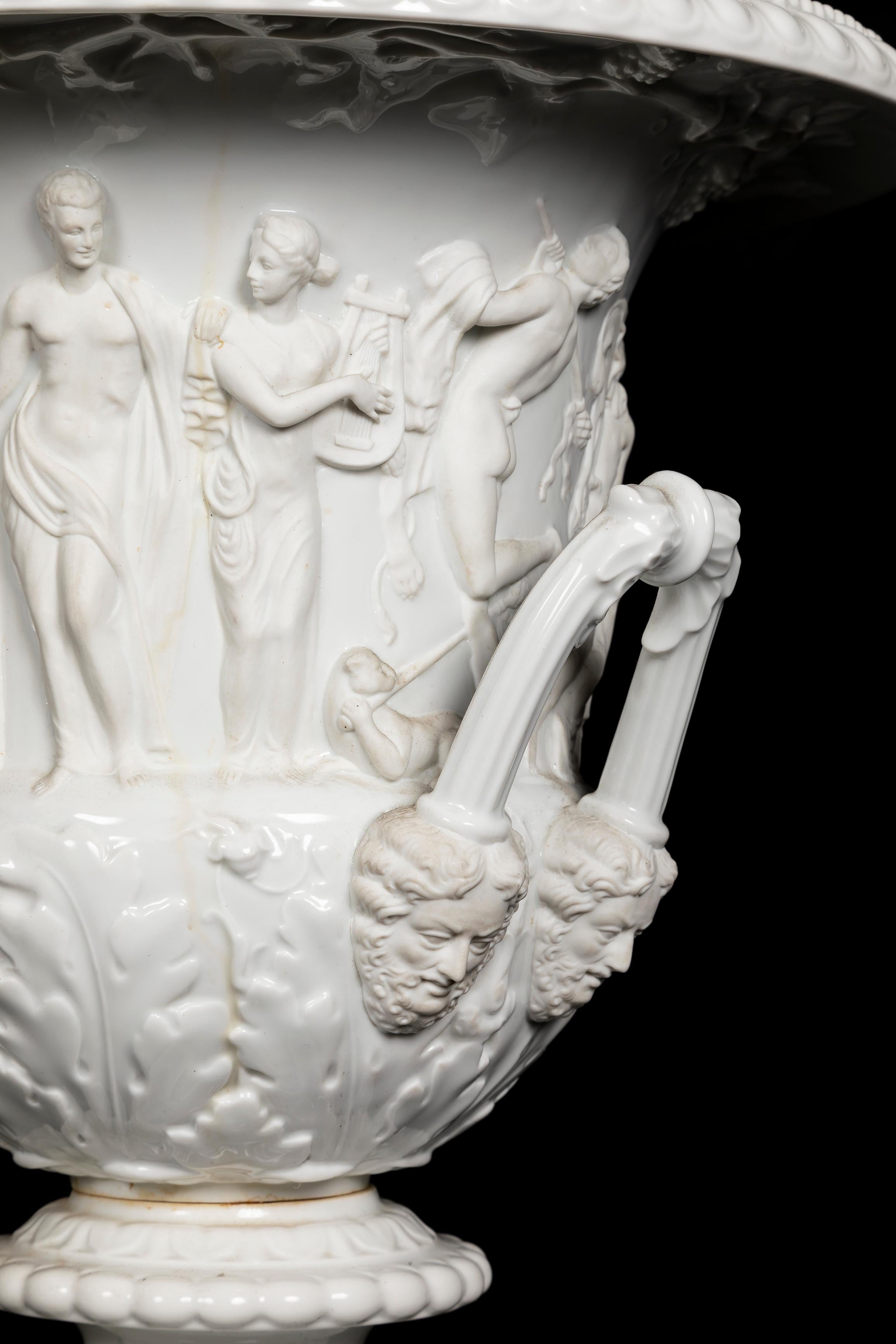 Pareja de Jarrones Krater Franceses Neoclásicos de Porcelana Bizcochada Blanca con Figuras en venta 4