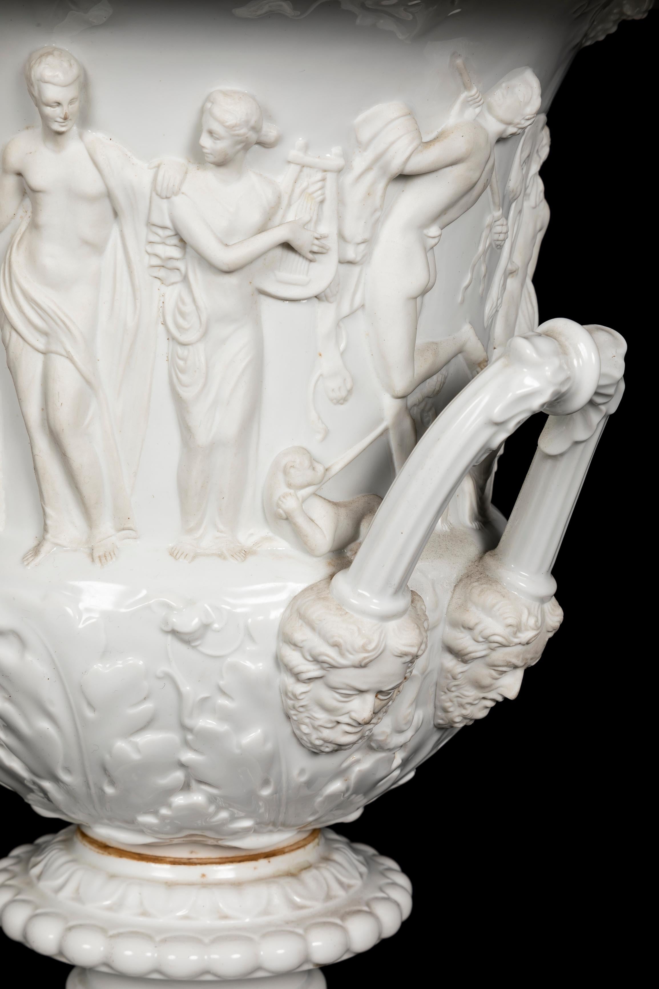 Pareja de Jarrones Krater Franceses Neoclásicos de Porcelana Bizcochada Blanca con Figuras en venta 5