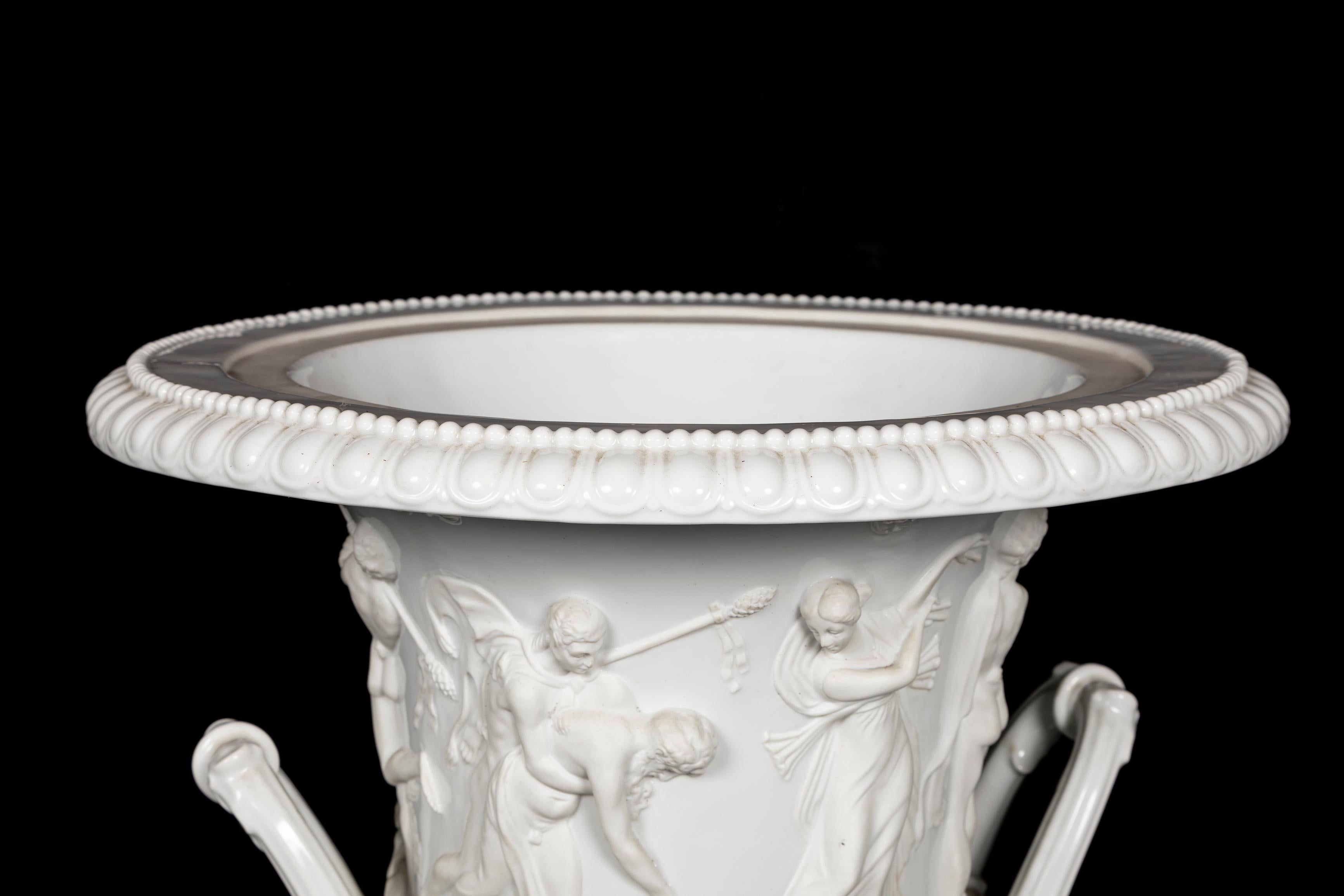 Pareja de Jarrones Krater Franceses Neoclásicos de Porcelana Bizcochada Blanca con Figuras en venta 6