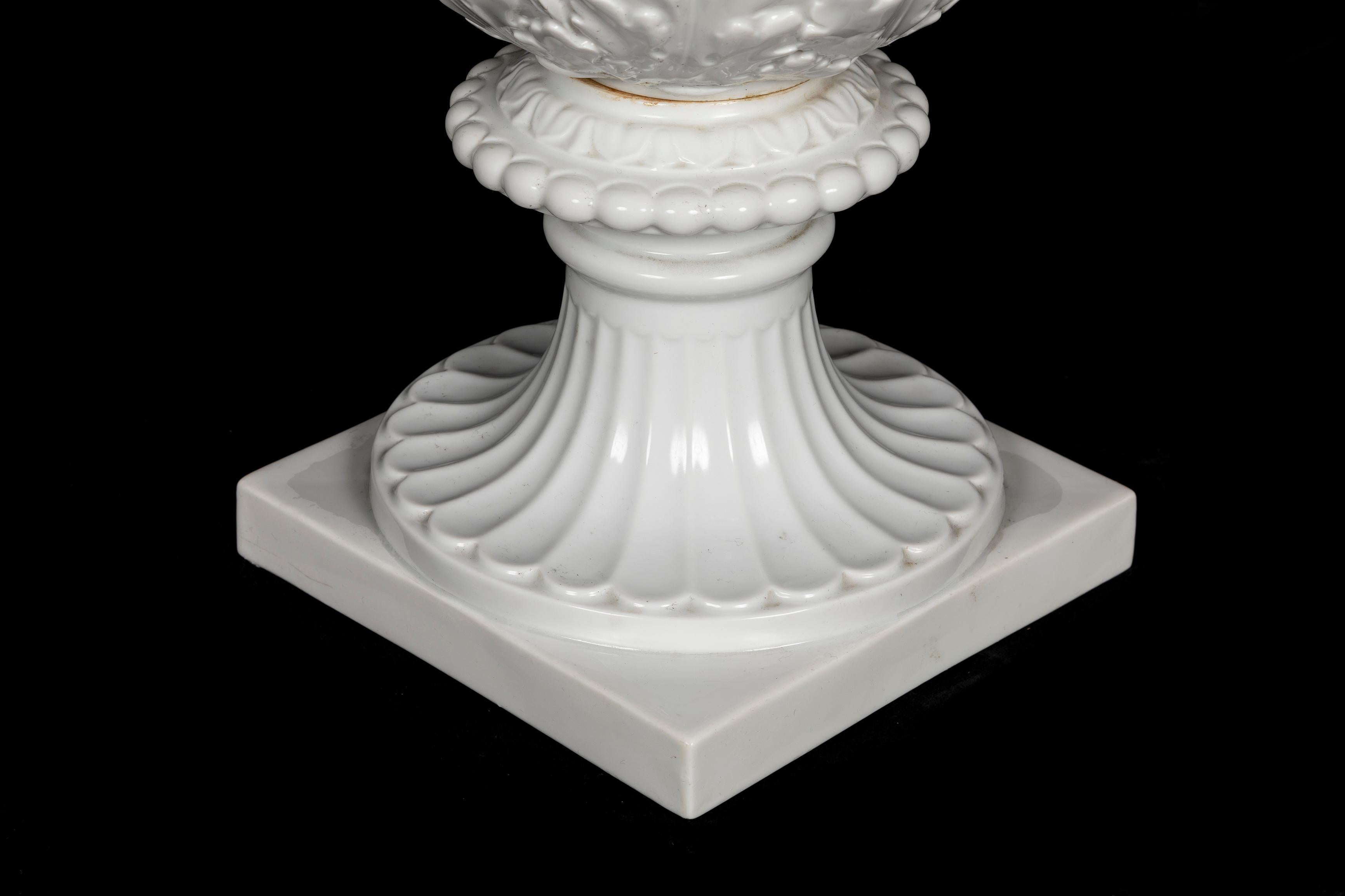 Pareja de Jarrones Krater Franceses Neoclásicos de Porcelana Bizcochada Blanca con Figuras en venta 7