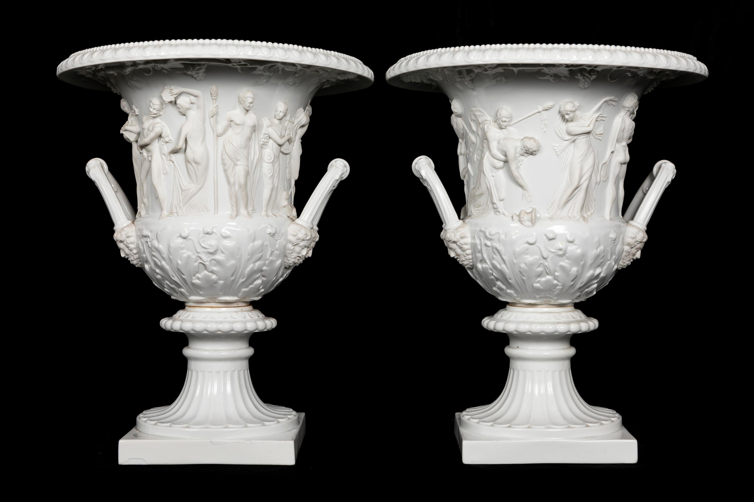 Pareja de grandes jarrones krater de porcelana blanca biscuit de estilo neoclásico francés del siglo XIX, de gran calidad y finamente detallados. Cada jarrón está bellamente modelado en porcelana blanca mate sin esmaltar y porcelana blanca