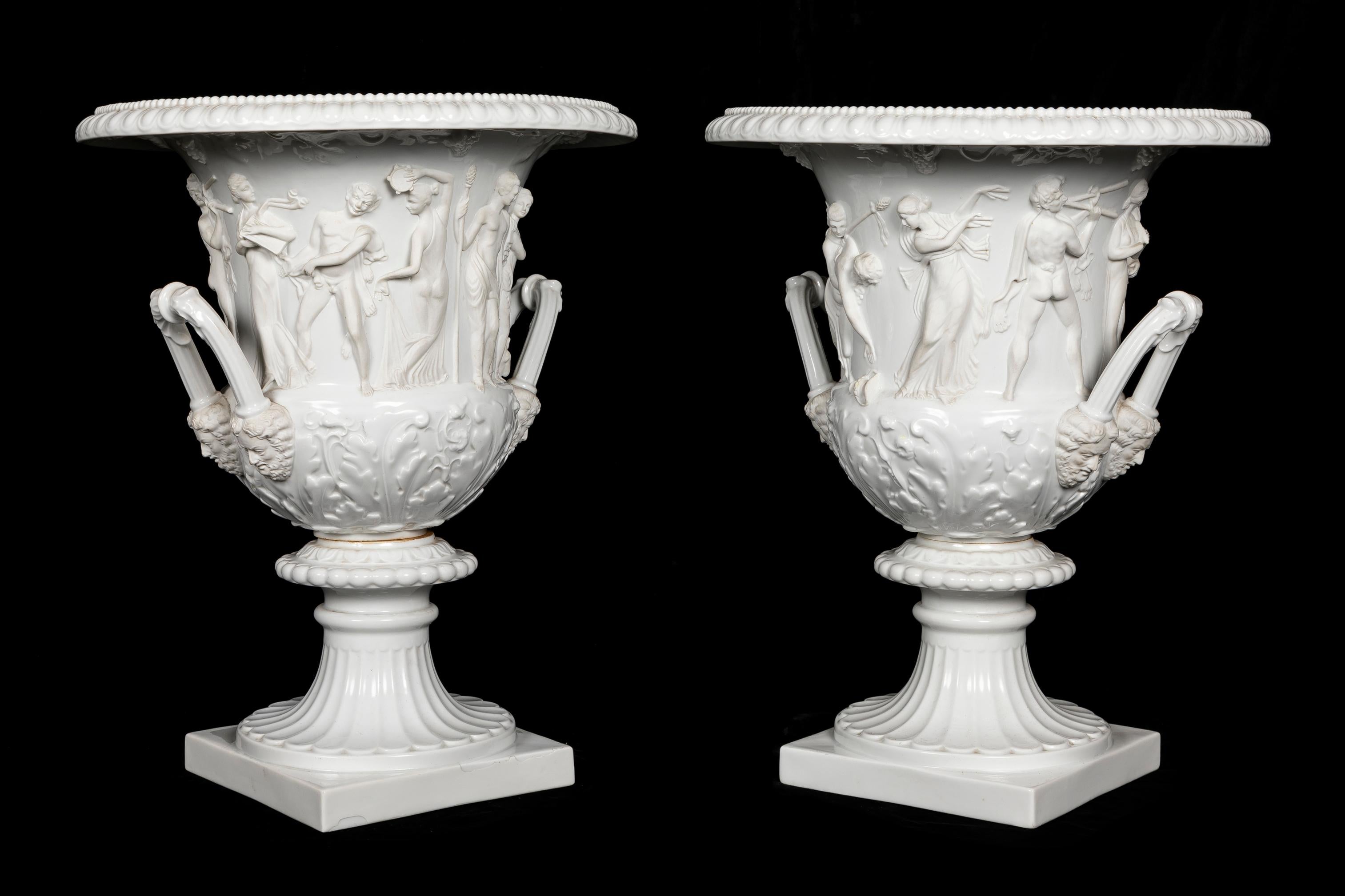 Pareja de Jarrones Krater Franceses Neoclásicos de Porcelana Bizcochada Blanca con Figuras Francés en venta